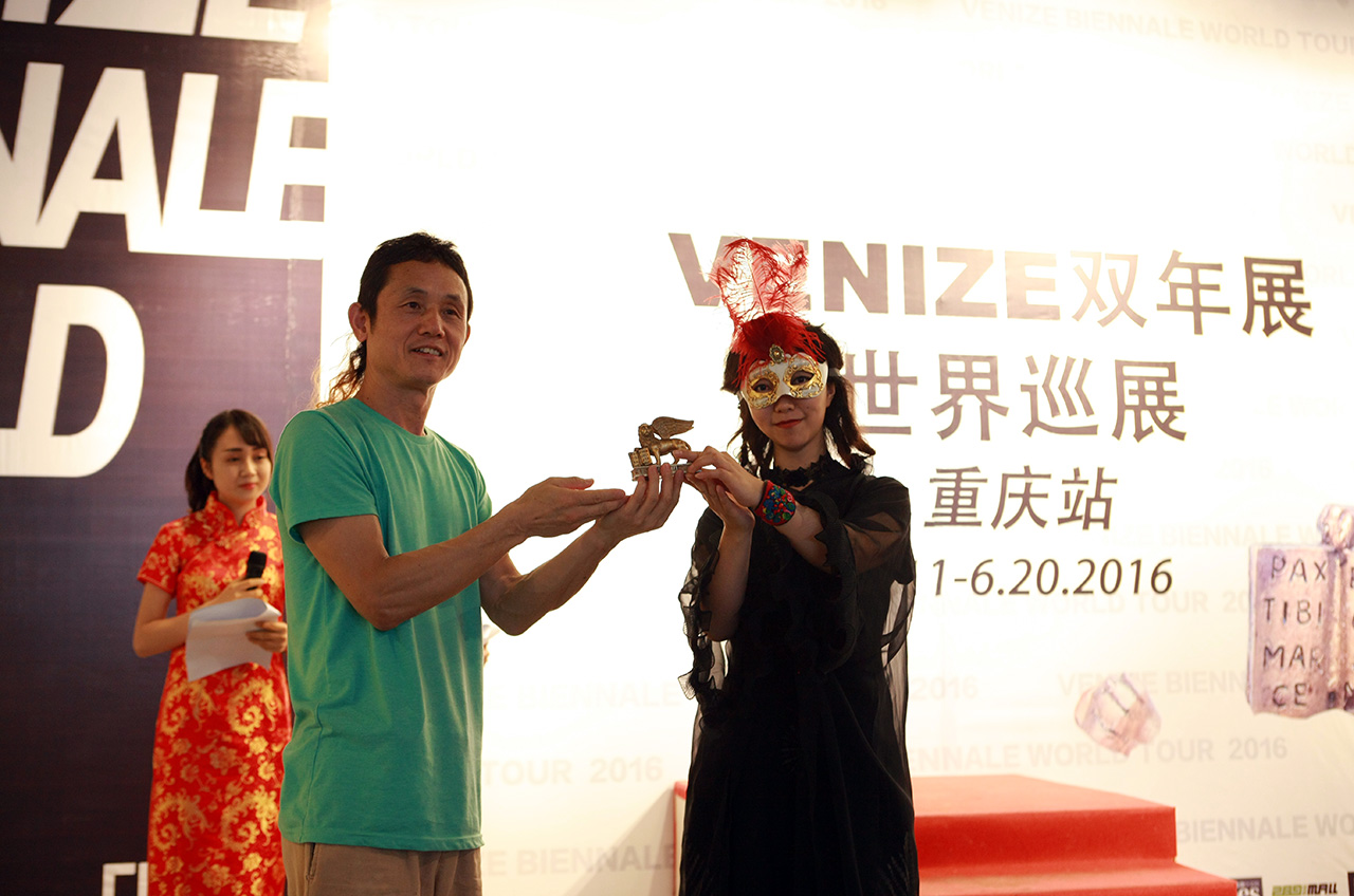 After some welcome words by the hostesses, Tan Tan showed up with black long dress and typical Venetian mask. Curator Cai Qing went on the stage, awarded Tan Tan again with the famous "Super Lion" that TanBo won from last years "Venize Biennale", the audience burst into thunderous applause. 