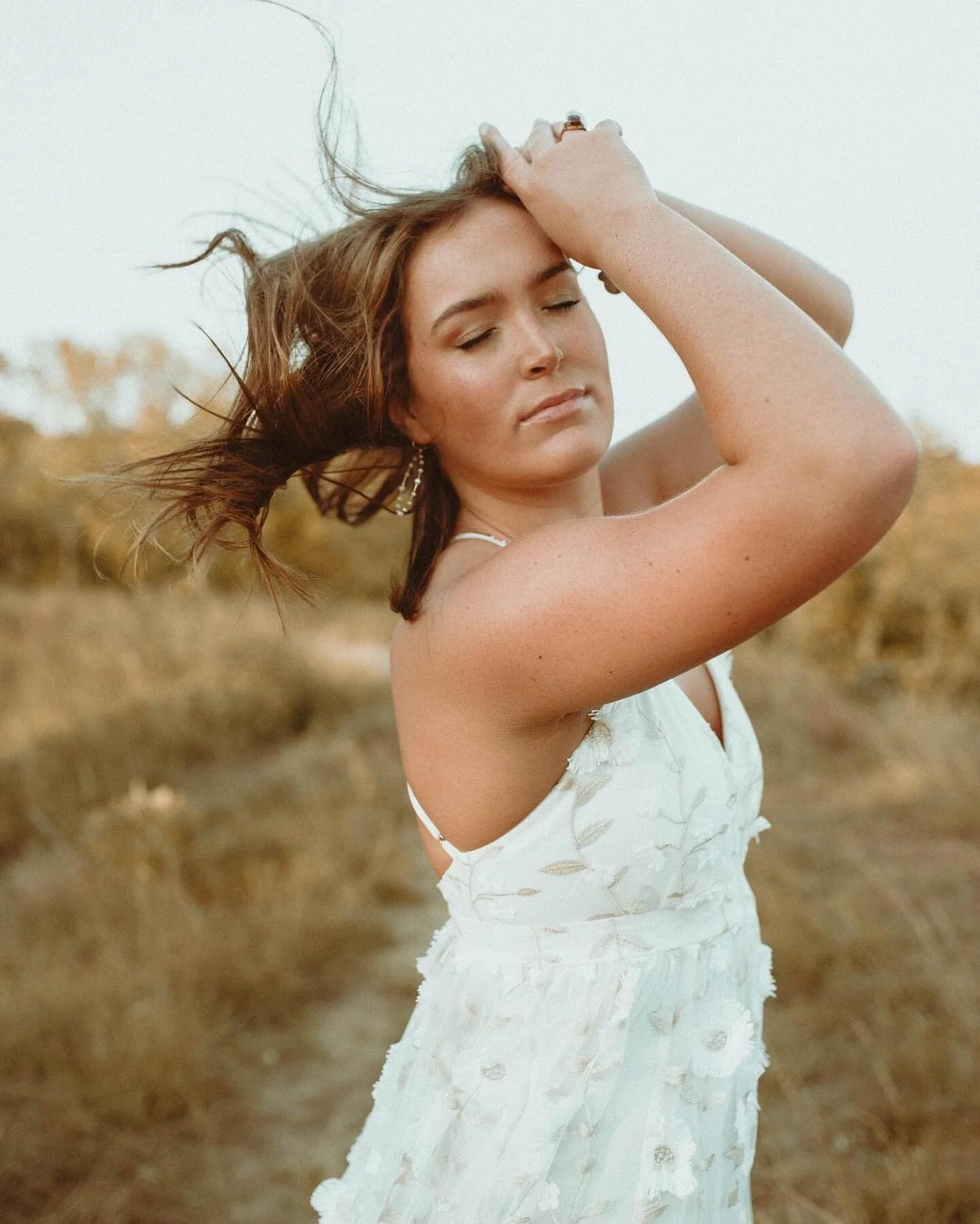 Have you ever seen a more GORGEOUS senior!!! 
Literally slayed this entire shoot!!!
.
.
.
.
#seniorportraits #nebraskaphotographer #nebraskaseniorphotographer #honeycreekiowa #omahaportraitphotographer #seniorphotoshoot