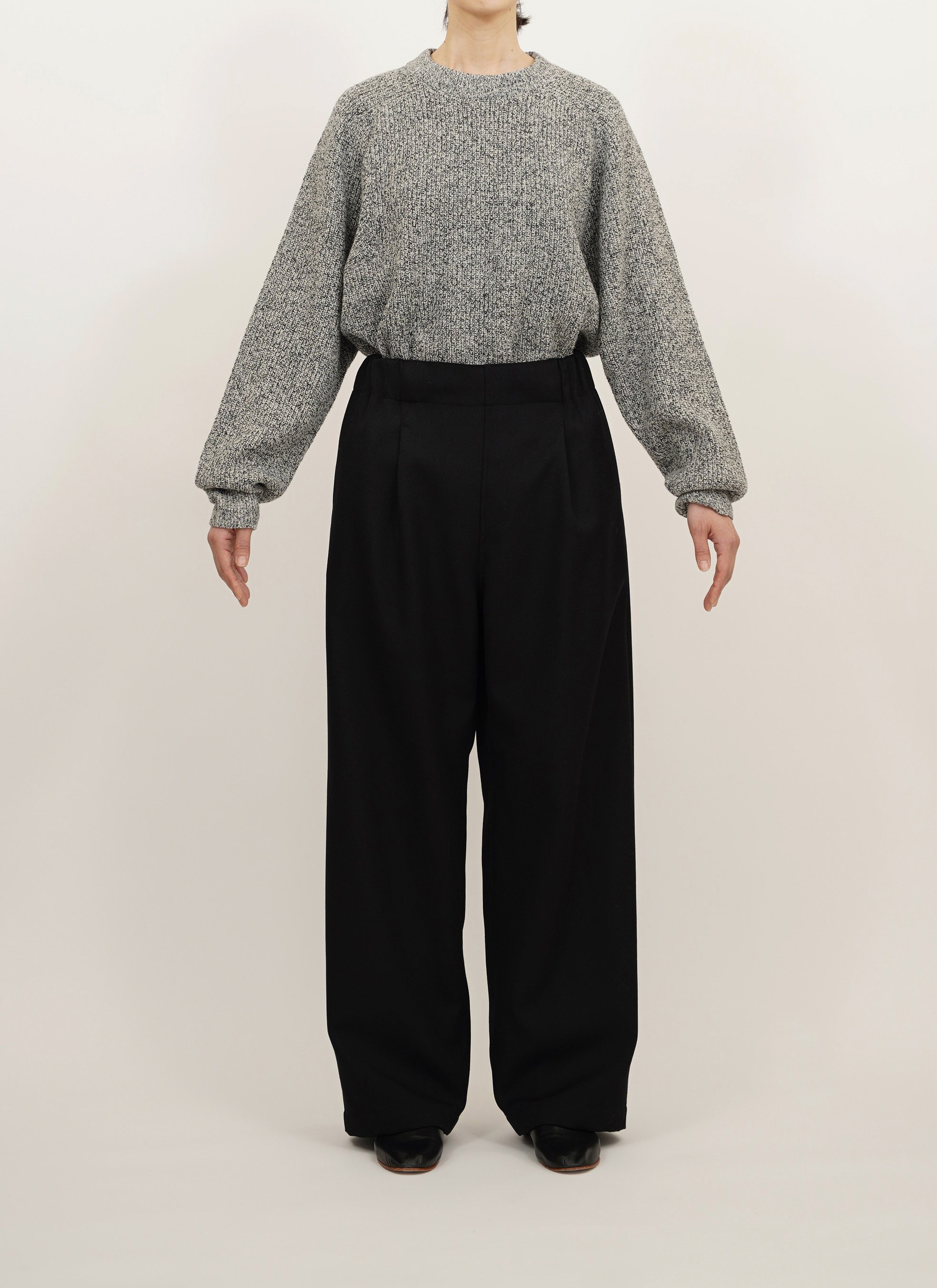  WOOL CREW NECK SWEATER　JPY 47.300 (43.000)  WOOL 1TUCK PANTS　JPY 35.200 (32.000) 