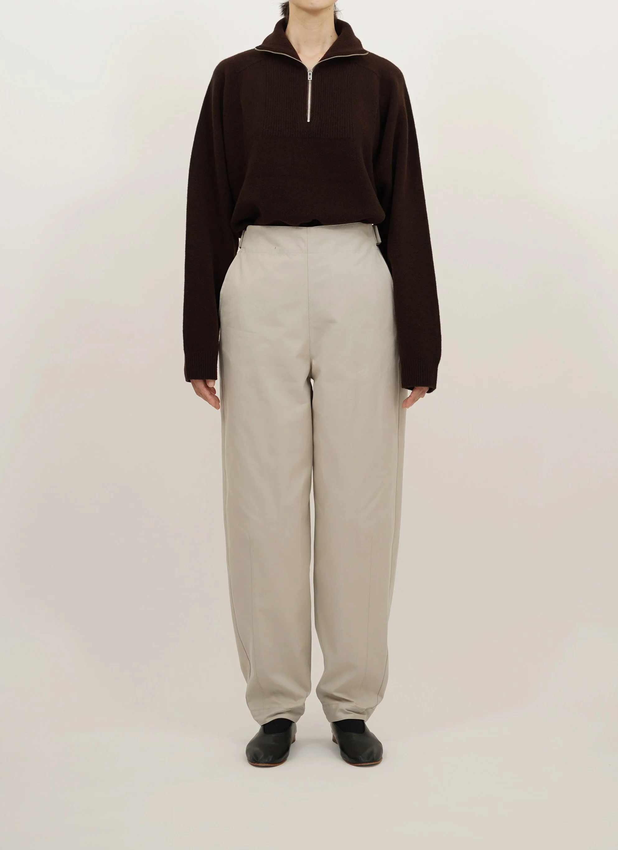  WOOL HALF ZIP SWEATER　JPY 44.000 (40.000)  ORGANIC COTTON CHINO OSFA PANTS　JPY 24.750 (22.500) 
