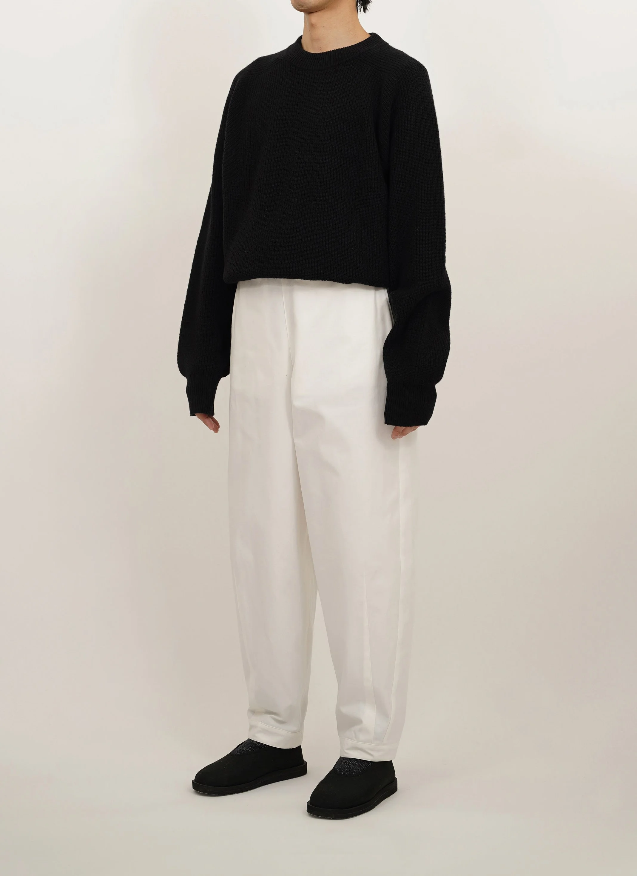  WOOL CREW NECK SWEATER  JPY 47.300 (43.000)　SIZE 3.4  ORGANIC COTTON CHINO OSFA PANTS  JPY 24.750 (22.500)　SIZE 3.4 