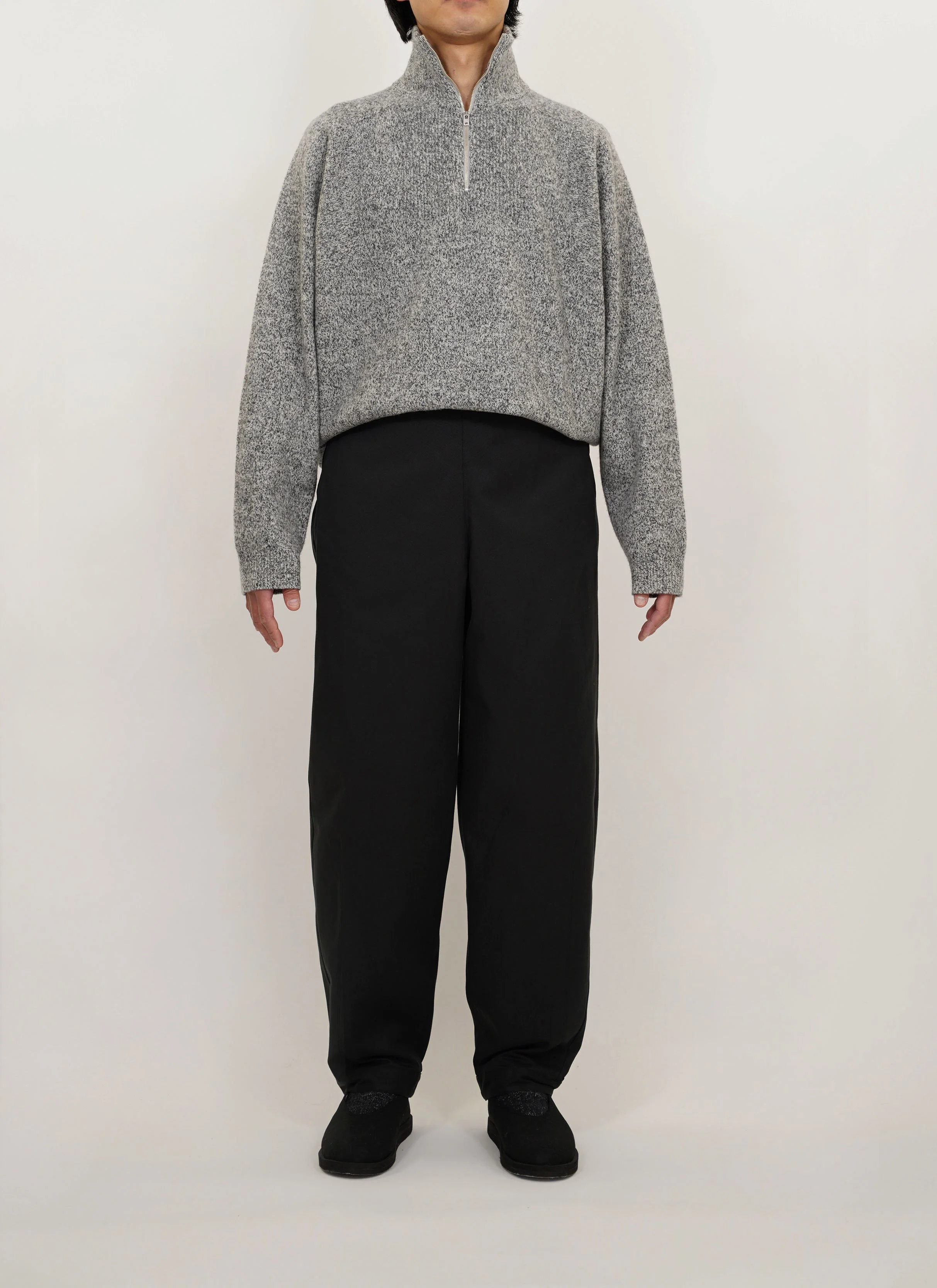  WOOL HALF ZIP SWEATER  JPY 44.000 (40.000)　SIZE 3.4  ORGANIC COTTON CHINO OSFA PANTS  JPY 24.750 (22.500)　SIZE 3.4 