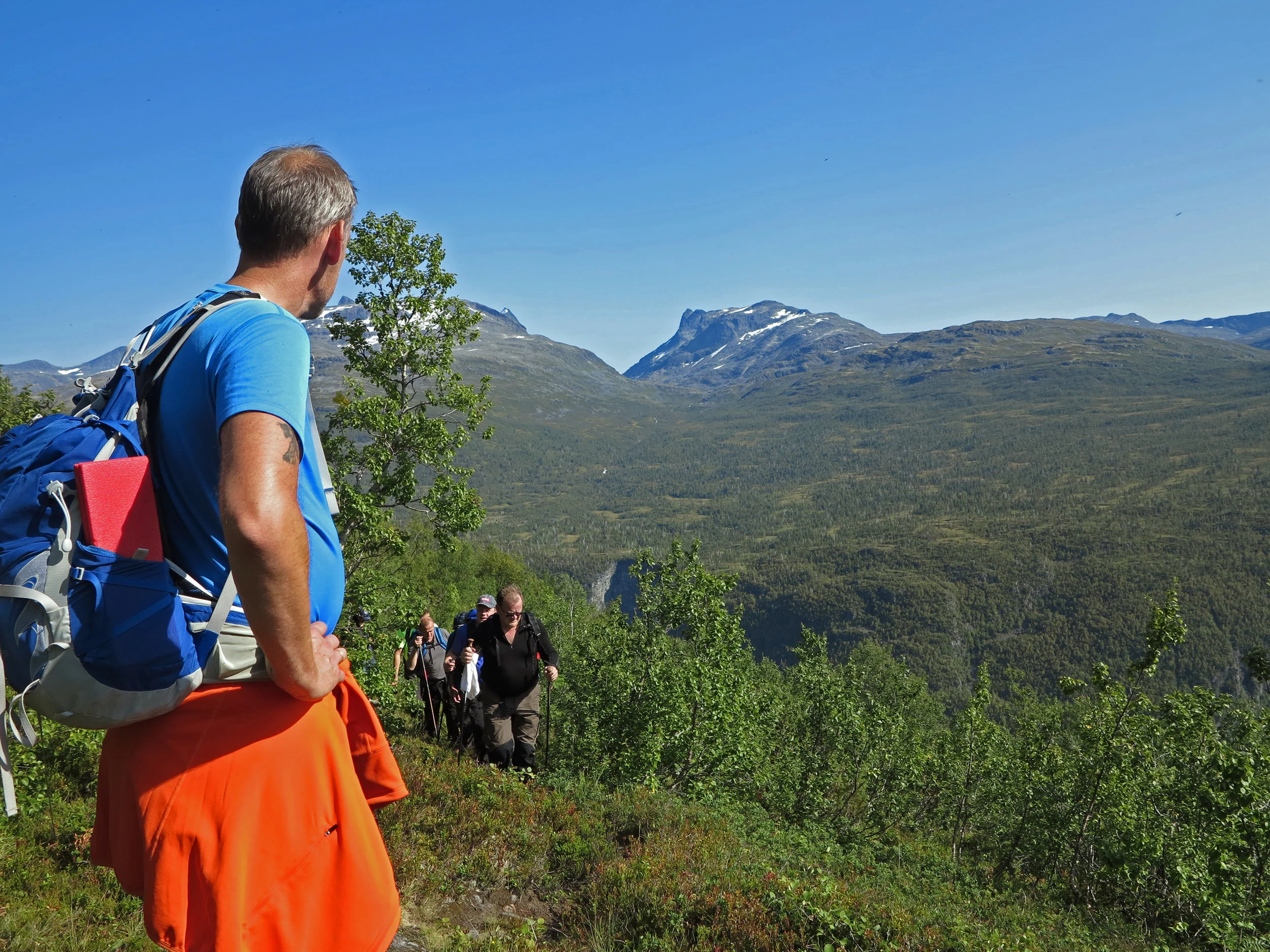 Vegen frå Stølsmaradalen mot Avdalen Gard byr på mange flotte utsynspunkt mot både tindar, Utladalen og Vettisfossen. Foto: www.bulderogbrak.no