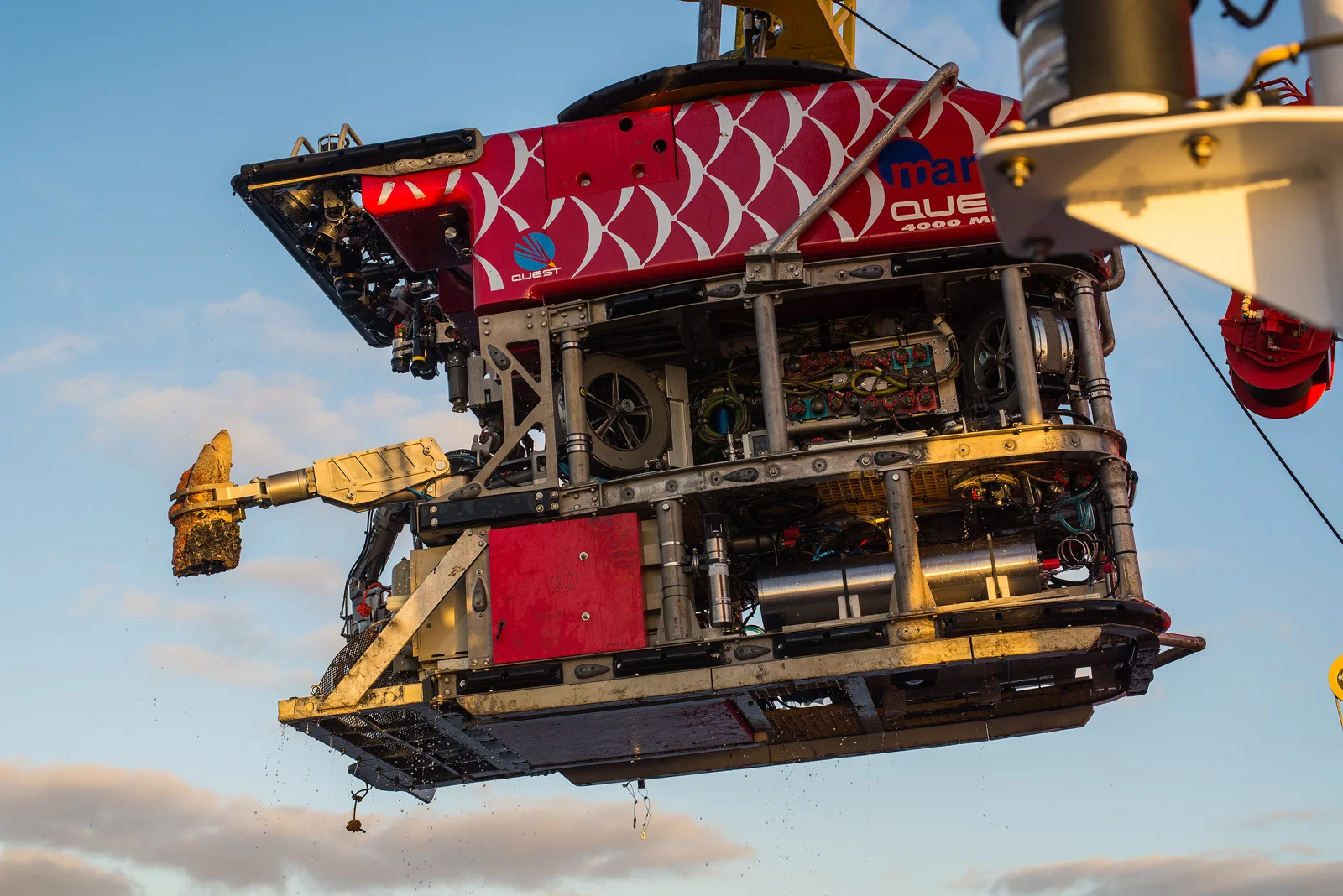 The ROV bringing a large chimney piece with its left "hand".