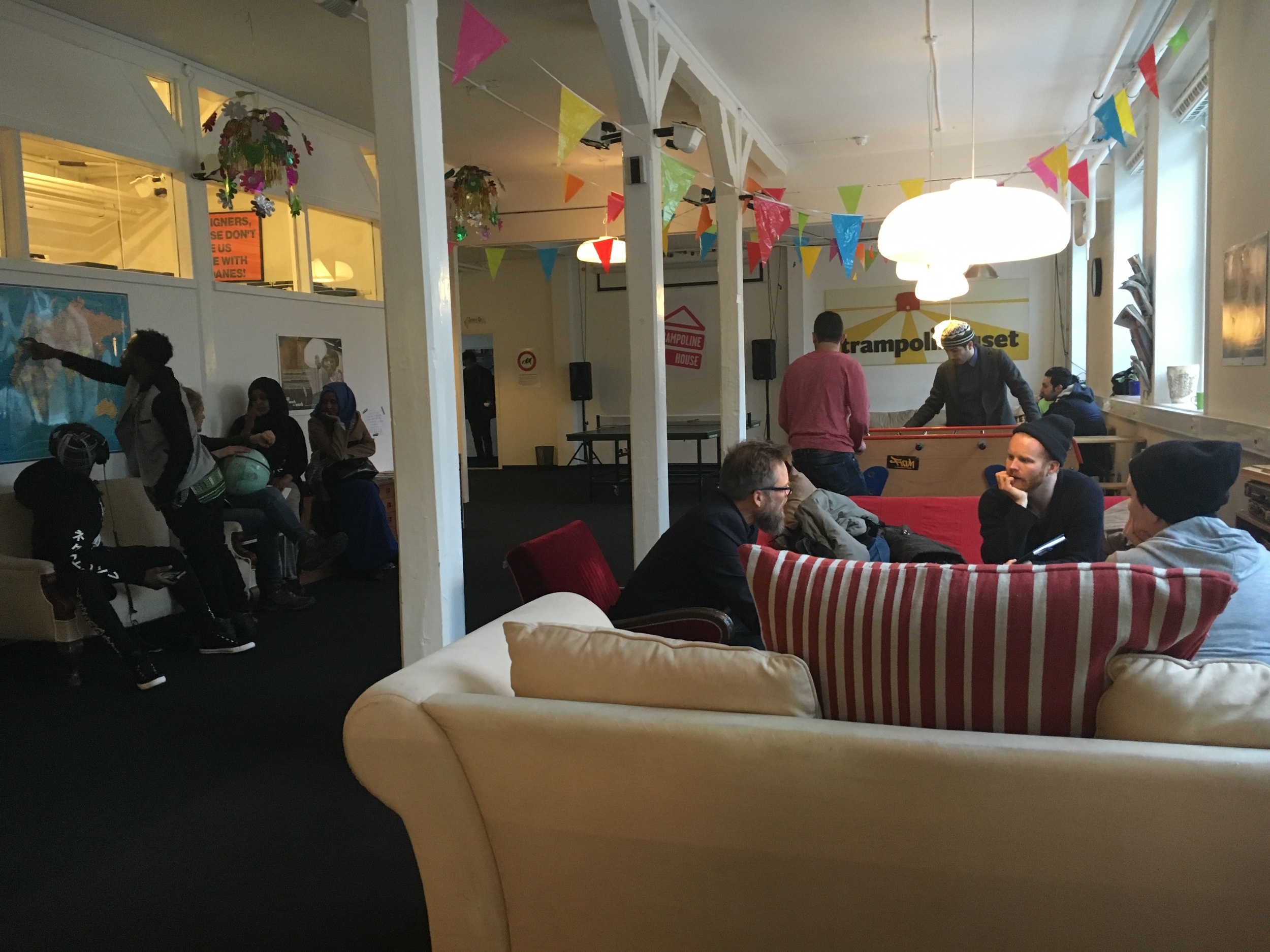Trampolinhuset danner ramme om et konglomerat af aktiviteter, lige fra uformelle kaffemøder til undervisning, og juridisk bistand.