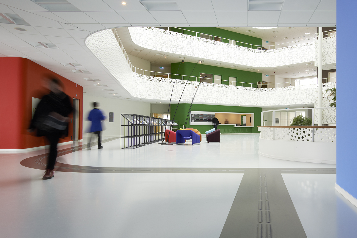 Interiør fra det store Atrium i husets kerne. Akustikken er tilrettelagt, så man kan fornemme bevægelsen fra atriet til længerne i det stjerneformede hus via lyden. Foto: Martin Schubert