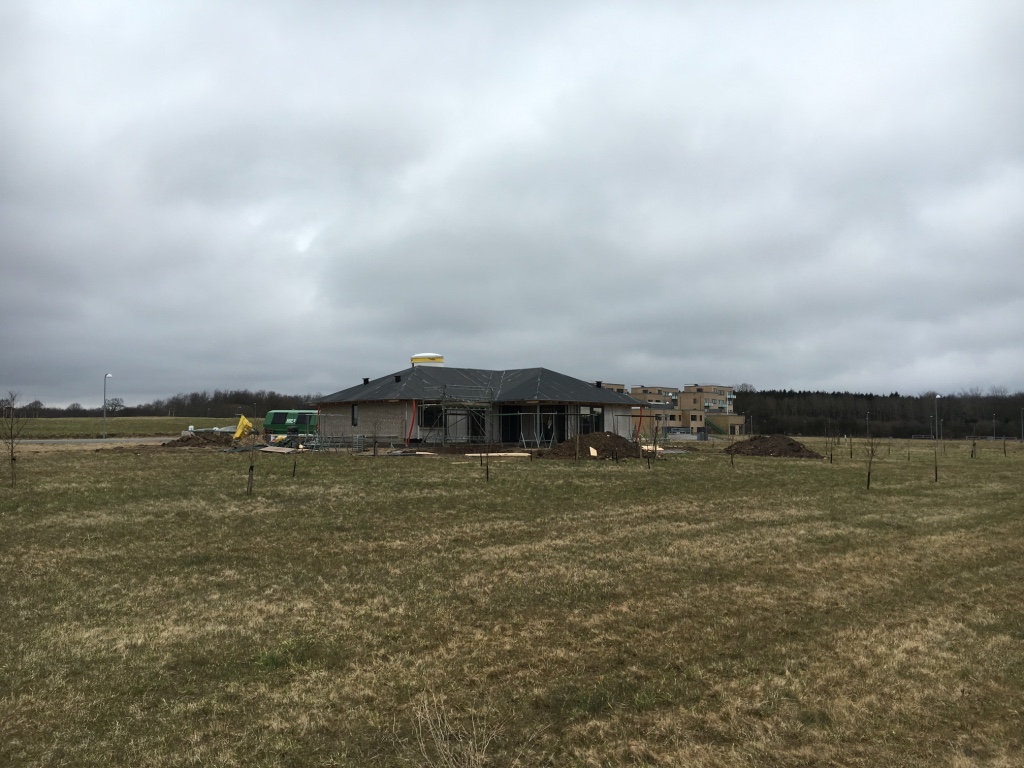 Tankefuld ligner mest af alt stadig en bar mark. Flere af de få huse, som er blevet opført, minder mest af alt om almindelige typehuse. I baggrunden et nybygget alment boligkompleks.