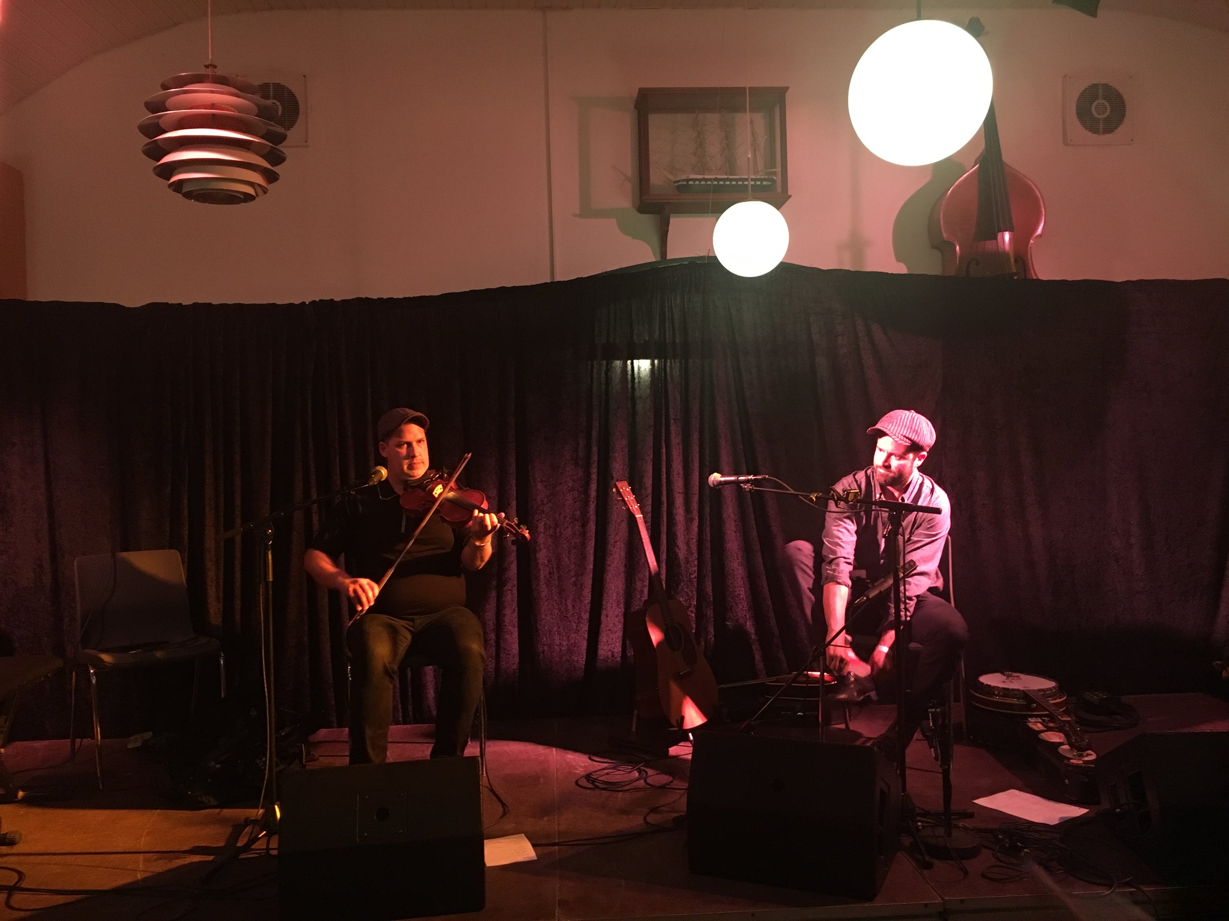 Der skiftes til stepsko før aftenens koncert i Sønderho forsamlingshus i forbindelse med Godfolk Festival. Troy MacGillivray tv. og Louis Charles th.