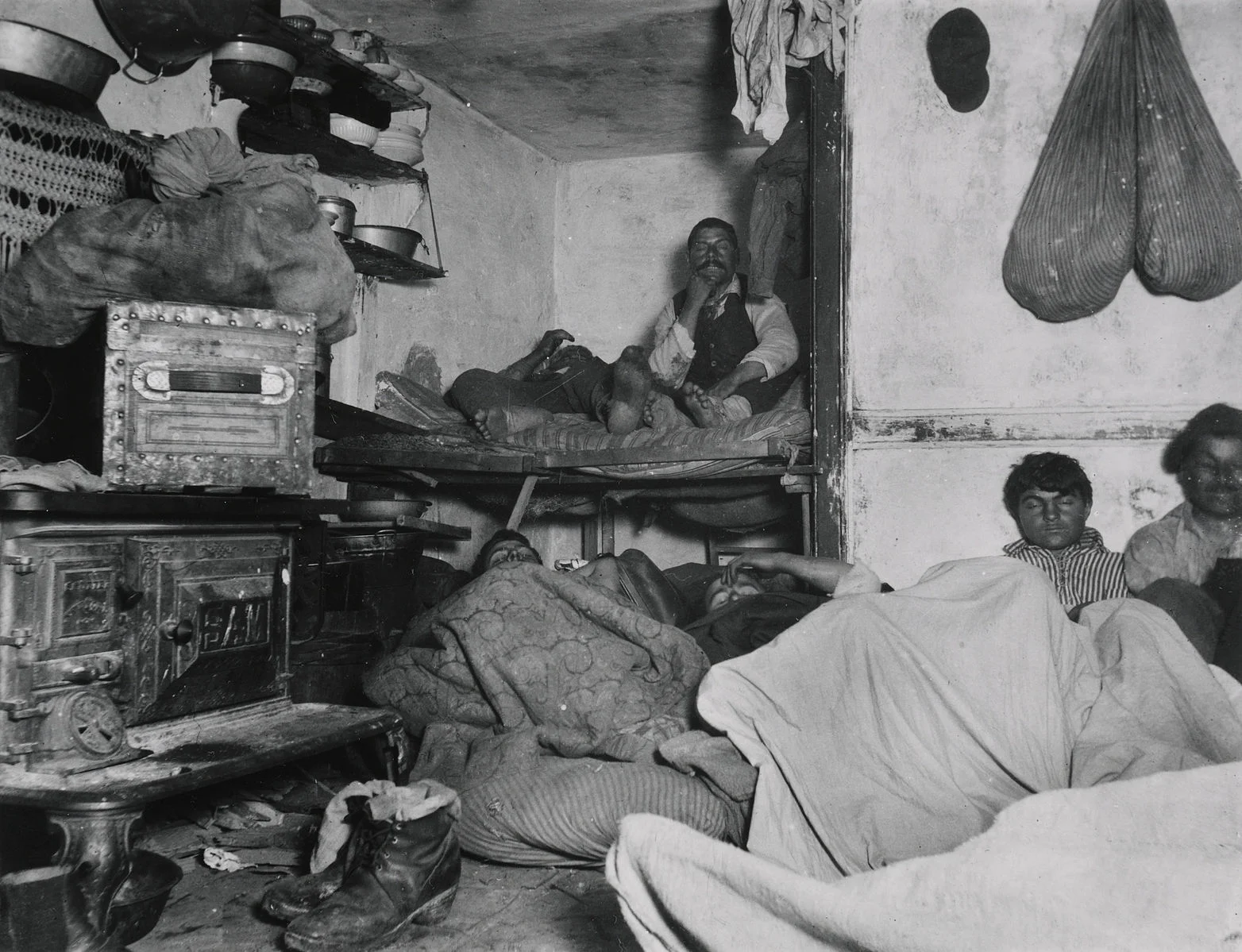 Jacob_Riis,_Lodgers_in_a_Crowded_Bayard_Street_Tenement.jpg