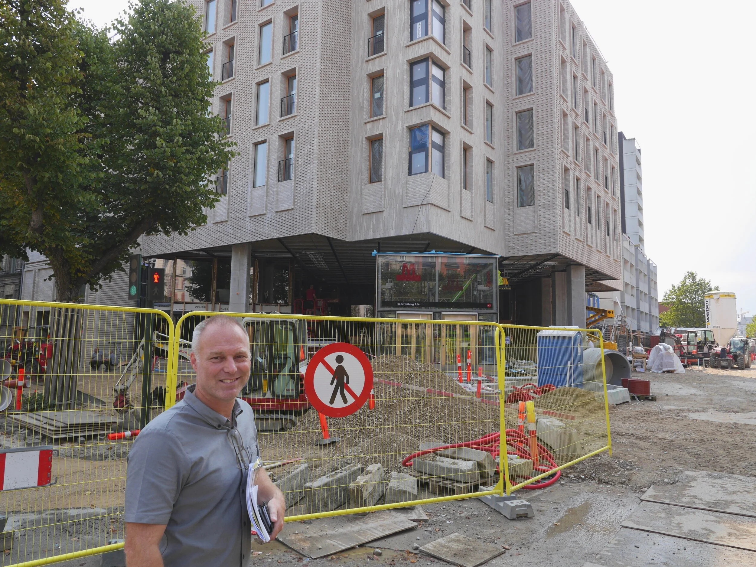 Frederiksberg Kommunes stadsarkitekt Claus Sivager arbejder for, at det, som bygges i byen, taler godt sammen med det, som er Frederiksbergs særlige stemning. Det nybyggede Madkulturens Hus, tegnet af COBE Arkitekter, ligger på Frederiksberg Allé lige midt i det mest ikoniske Frederiksberg, og har derfor krævet en ganske særlig opmærksomhed fra stadsarkitekten. Foto: Niels Bjørn.