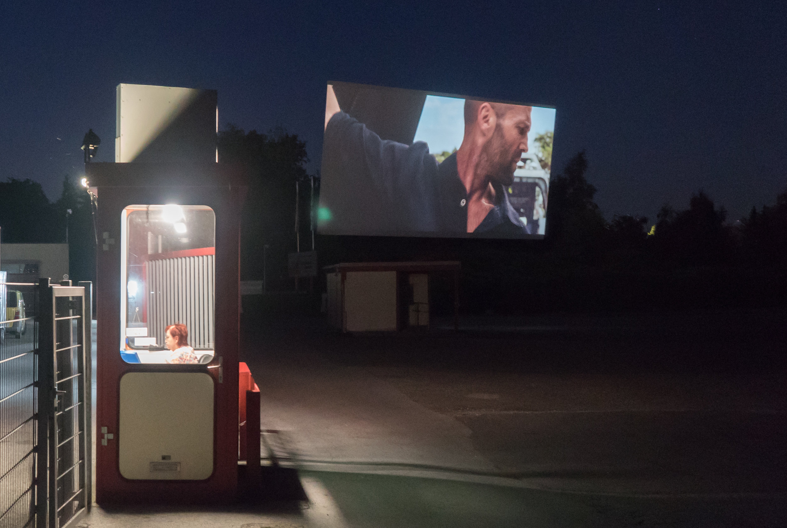 Im Drive In Autokino Essen: Kassenhäuschen und Leinwand mit Actionfilm