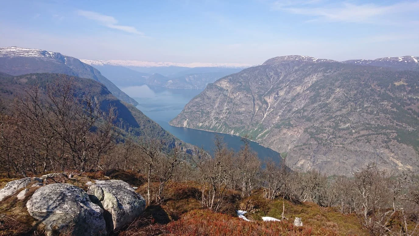 Utsikta frå Storehaugen er framifrå – legg merke til kor lite snø som ligg att i fjellet alt i månadsskiftet april/mai.