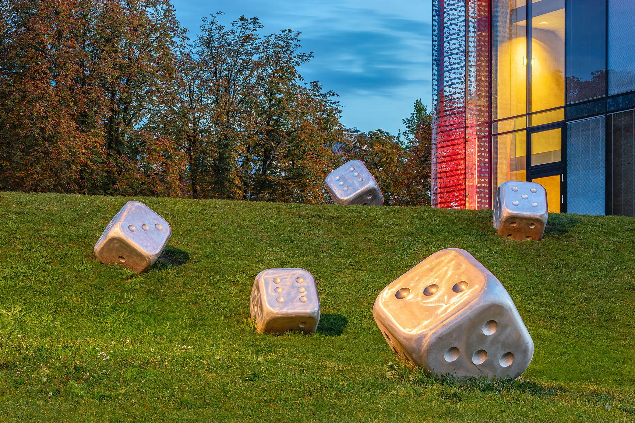 AUGENWÜRFEL BEIM KUNSTMUSEUM LENTOS