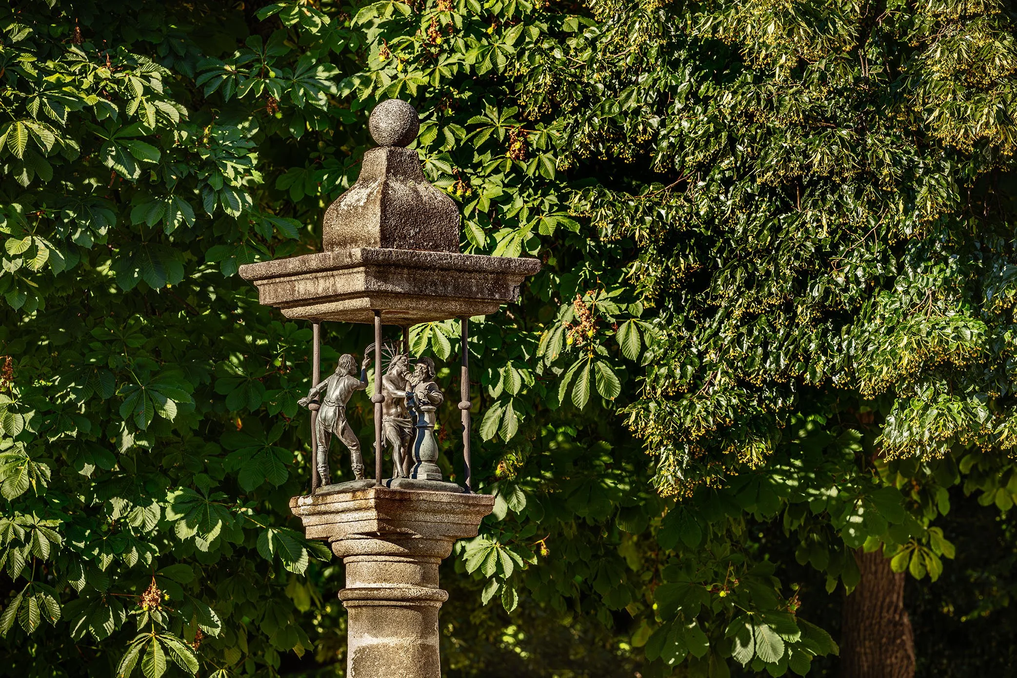 GEISSELSÄULE AN DER PROMENADE