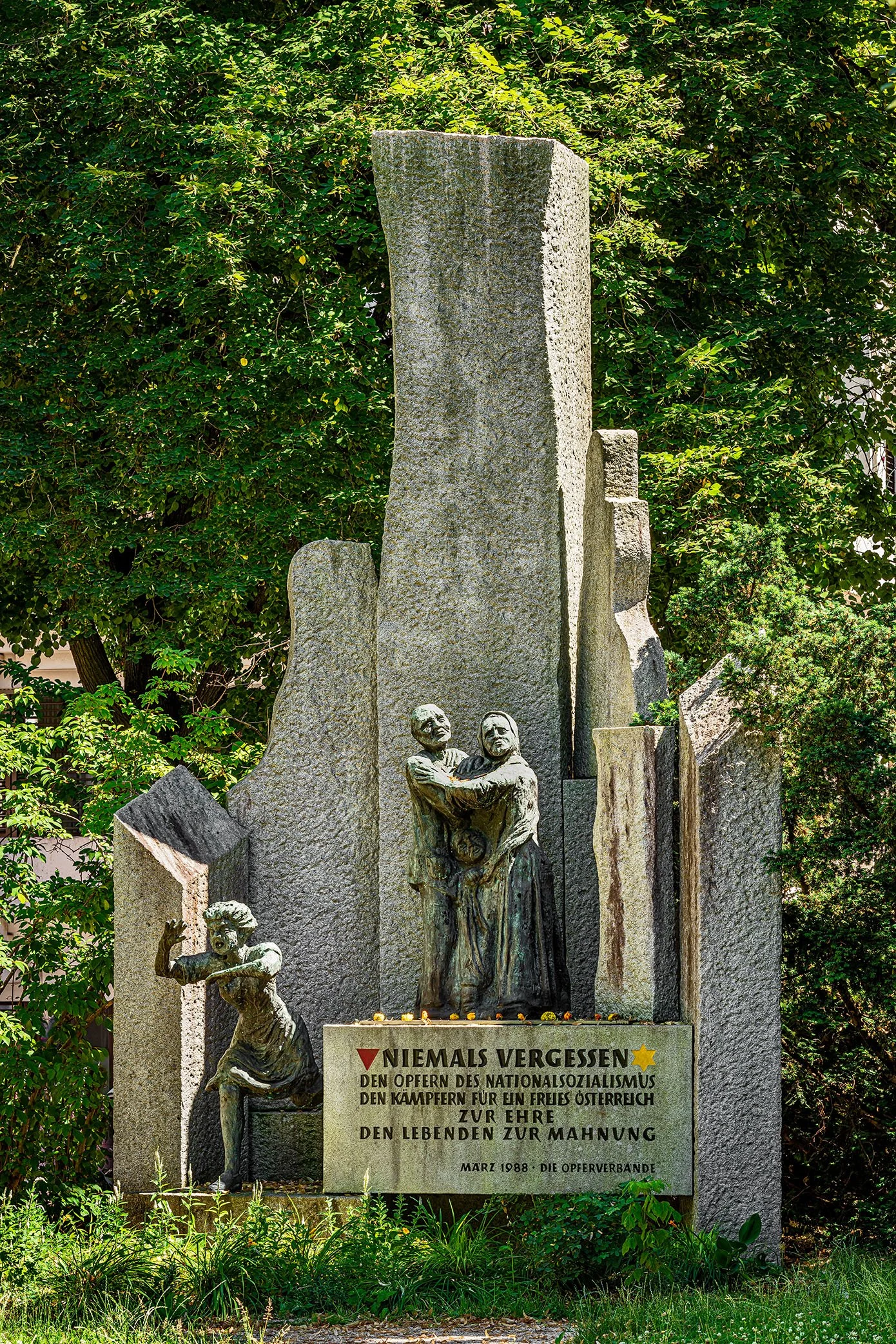 NS-DENKMAL AM BERNASCHEKPLATZ