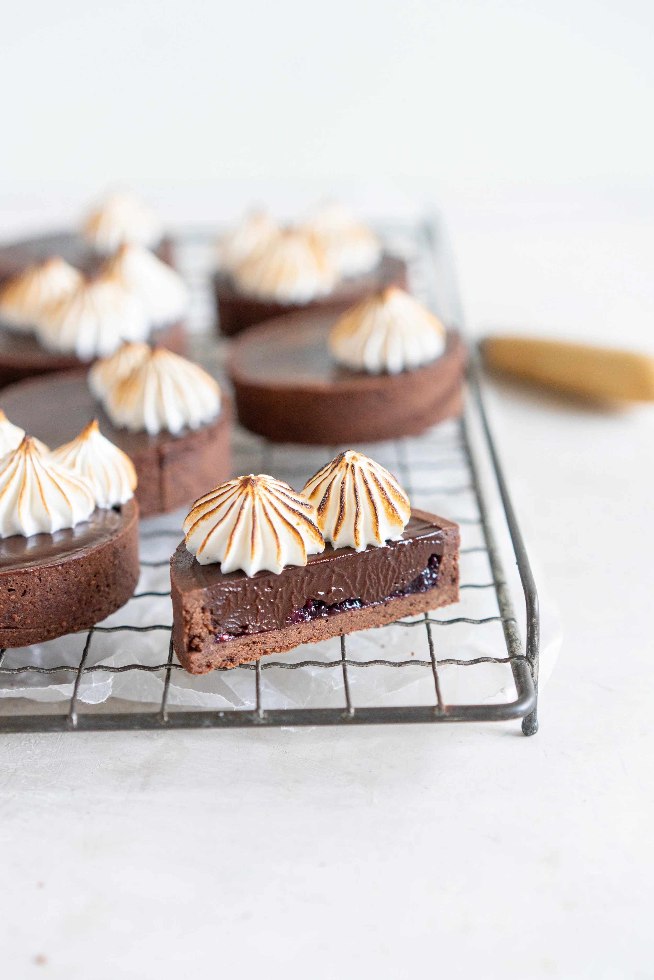 Dark Chocolate Peanut Butter Mini Tarts with Mixed Berry ...