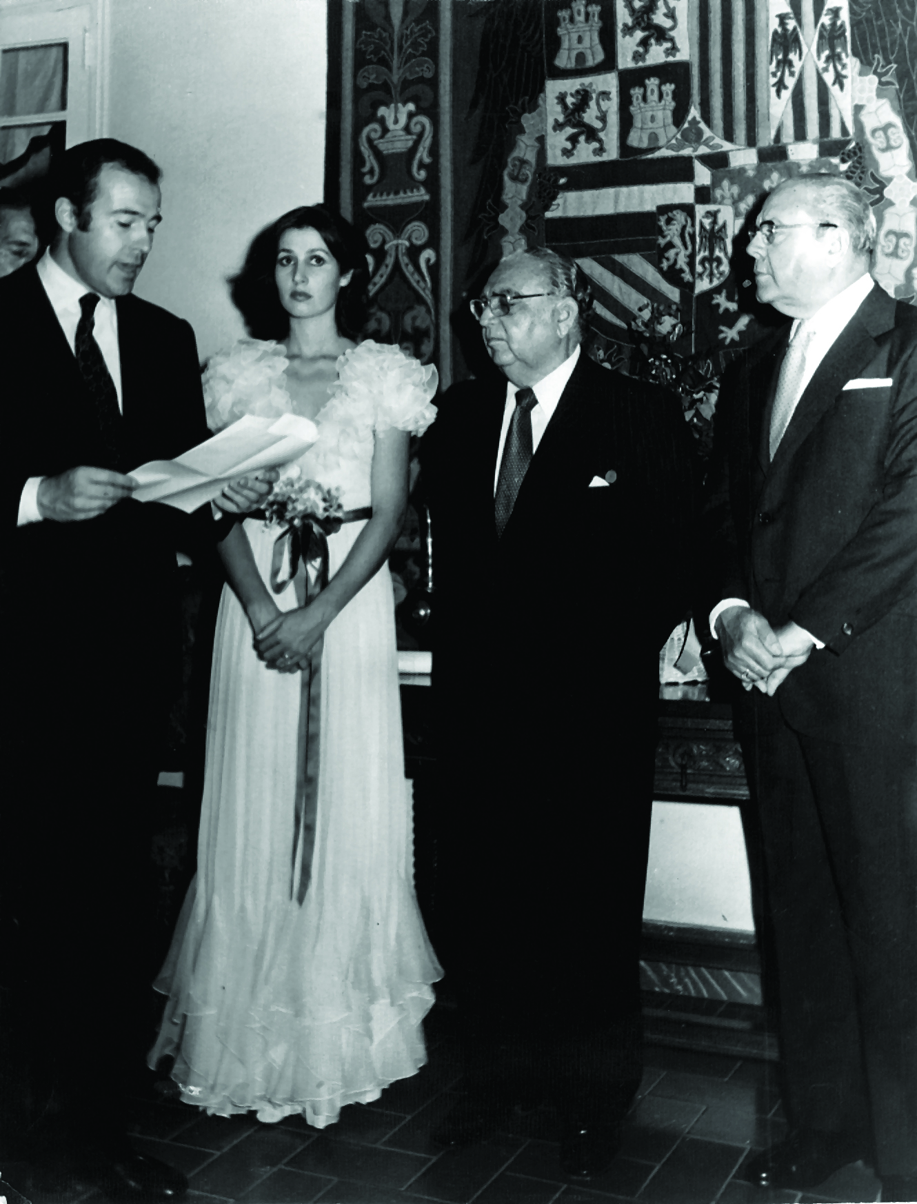  El Duque de Cádiz Alfonso de Borbón condecora a Caro Álvarez con la Orden de Isabel La Católica, 1974. 