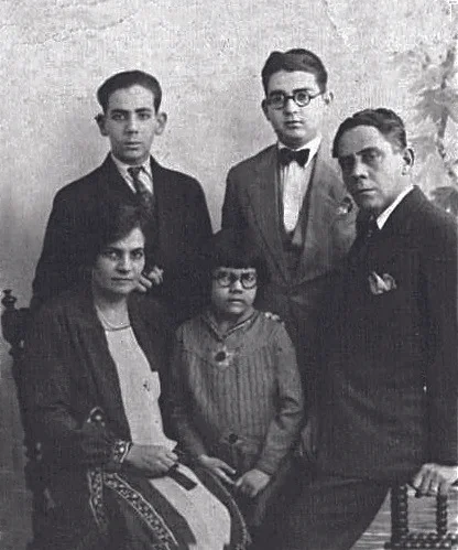 Francisco Caro García y Mercedes Álvarez junto a sus hijos José Antonio, Francisco y Gladys Caro Álvarez.