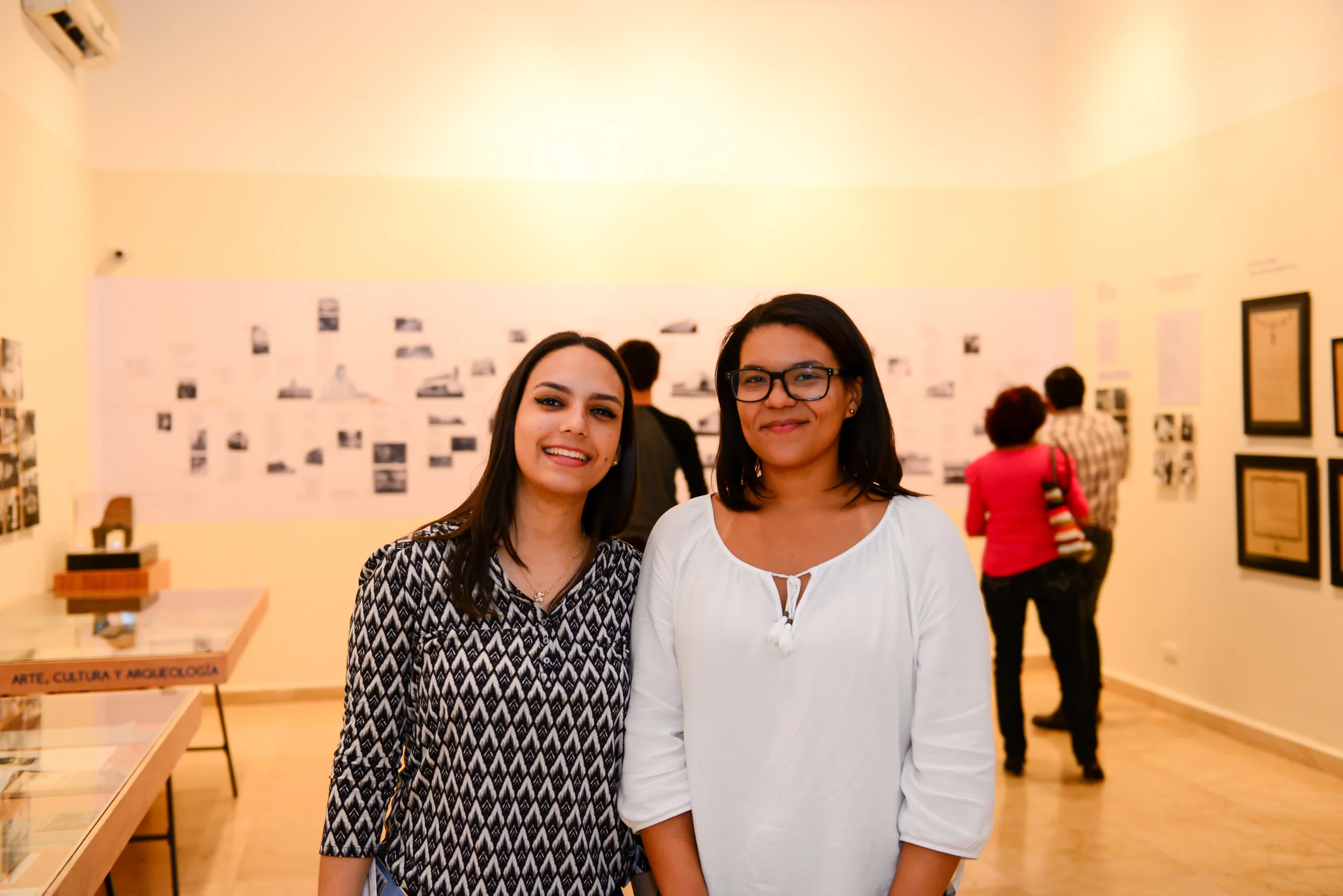  Stefany Mora y Domaira Lora. 