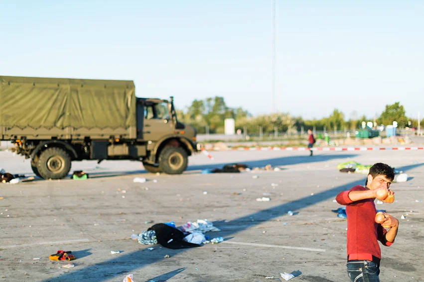 Austria / Burgenland / Nickelsdorf / 20.09.2015 / In Nickelsdorf thousands of refugees have arrived on Monday again. With additional protection seekers is expected, at the same time the further transport to other parts of Austria is already underway.