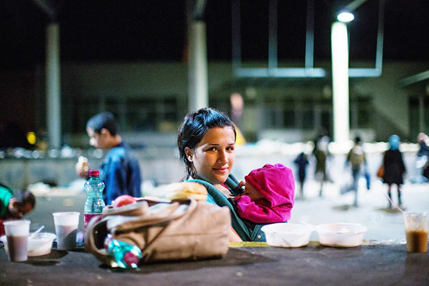 Austria / Burgenland / Nickelsdorf / 20.09.2015 / In Nickelsdorf thousands of refugees have arrived on Monday again. With additional protection seekers is expected, at the same time the further transport to other parts of Austria is already underway.