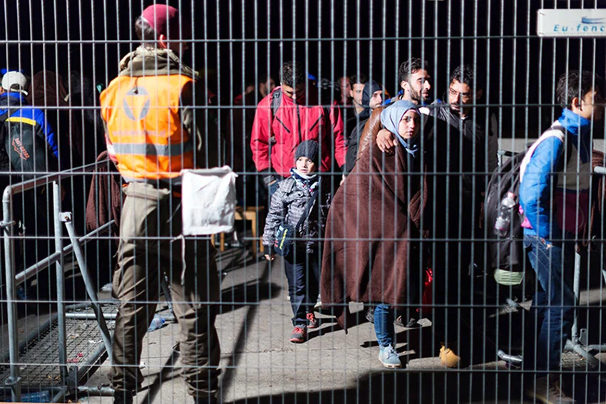 Austria / Burgenland / Nickelsdorf / 20.09.2015 / In Nickelsdorf thousands of refugees have arrived on Monday again. With additional protection seekers is expected, at the same time the further transport to other parts of Austria is already underway.