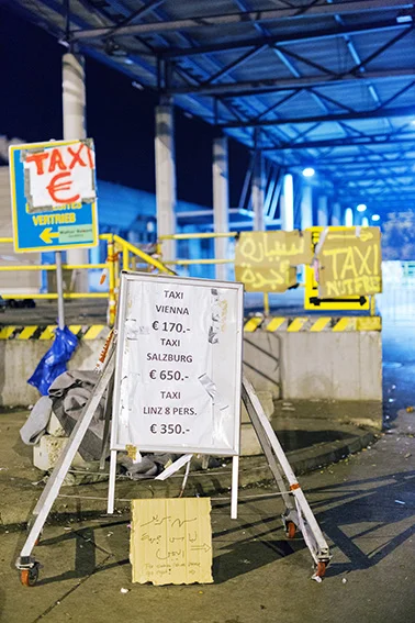 Austria / Burgenland / Nickelsdorf / 20.09.2015 / In Nickelsdorf thousands of refugees have arrived on Monday again. With additional protection seekers is expected, at the same time the further transport to other parts of Austria is already underway.