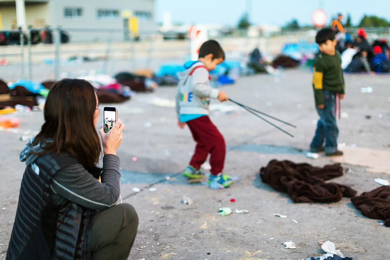 Austria / Burgenland / Nickelsdorf / 20.09.2015 / In Nickelsdorf thousands of refugees have arrived on Monday again. With additional protection seekers is expected, at the same time the further transport to other parts of Austria is already underway.