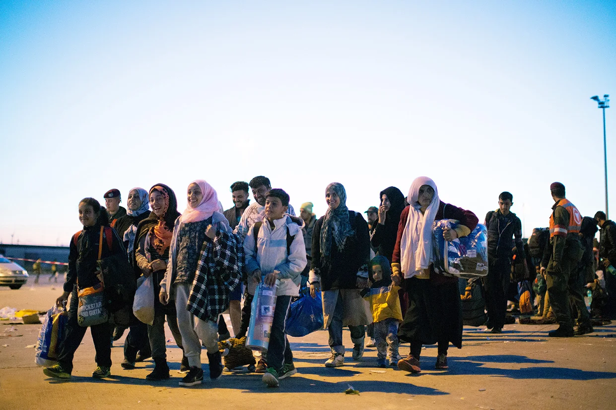 Austria / Burgenland / Nickelsdorf / 20.09.2015 / In Nickelsdorf thousands of refugees have arrived on Monday again. With additional protection seekers is expected, at the same time the further transport to other parts of Austria is already underway.