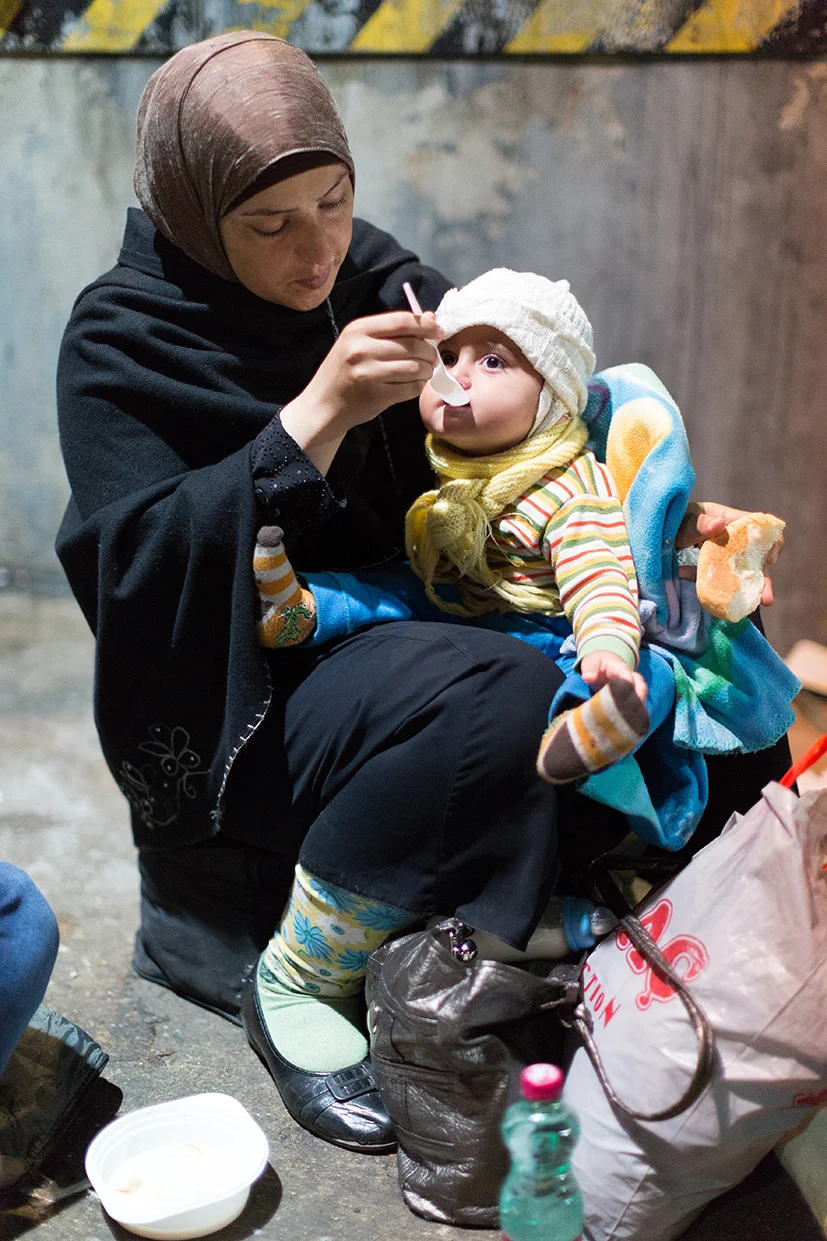 Austria / Burgenland / Nickelsdorf / 20.09.2015 / In Nickelsdorf thousands of refugees have arrived on Monday again. With additional protection seekers is expected, at the same time the further transport to other parts of Austria is already underway.