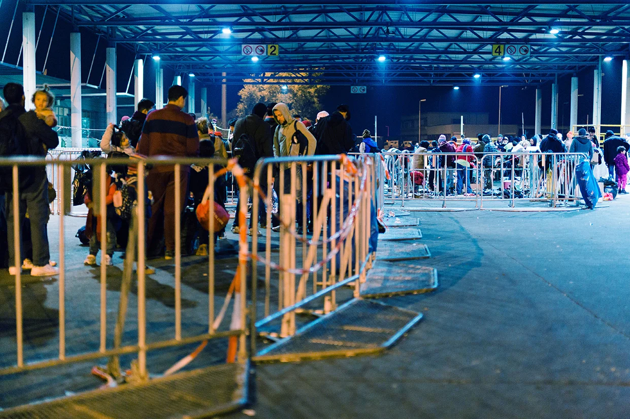 Austria / Burgenland / Nickelsdorf / 20.09.2015 / In Nickelsdorf thousands of refugees have arrived on Monday again. With additional protection seekers is expected, at the same time the further transport to other parts of Austria is already underway.