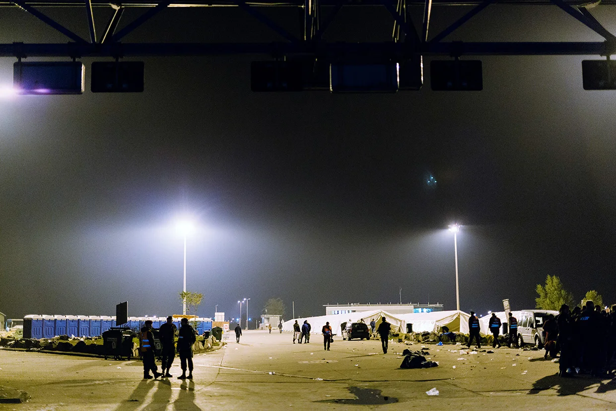 Austria / Burgenland / Nickelsdorf / 20.09.2015 / In Nickelsdorf thousands of refugees have arrived on Monday again. With additional protection seekers is expected, at the same time the further transport to other parts of Austria is already underway.