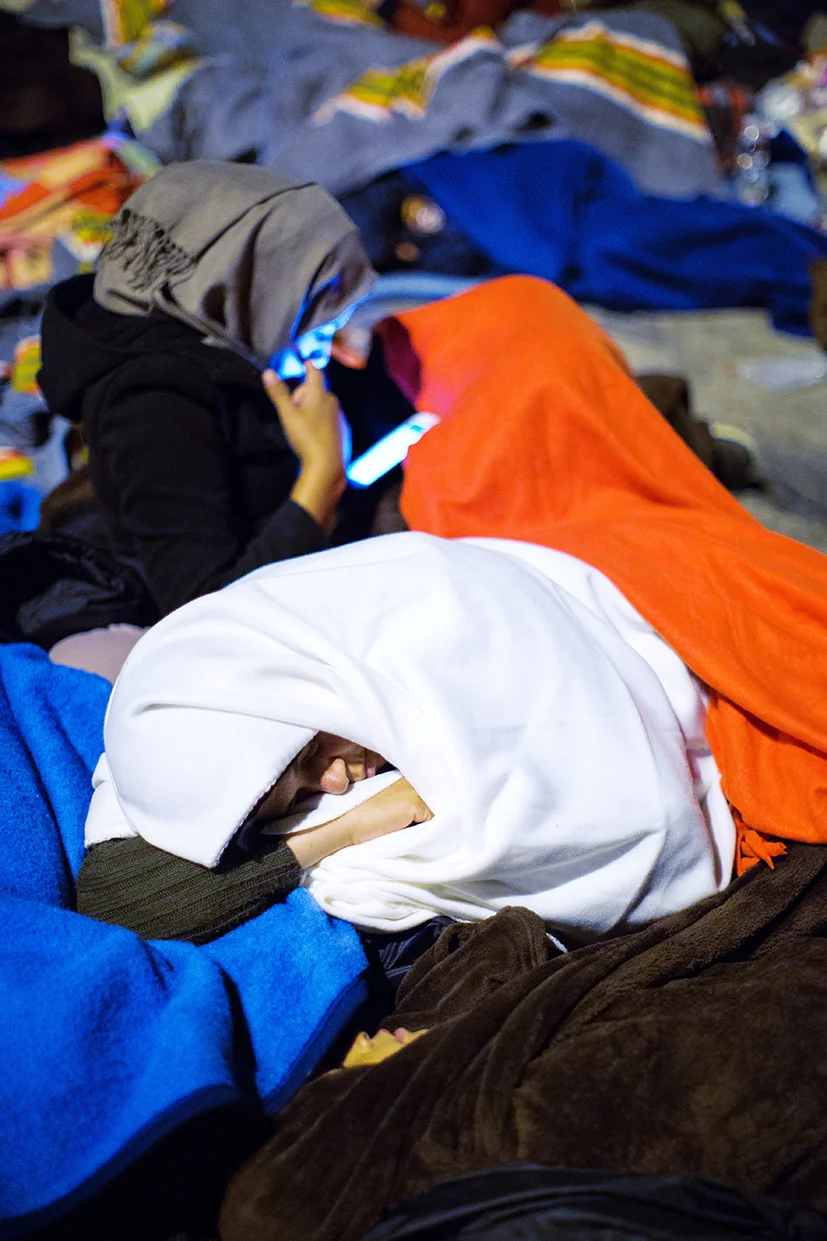 Austria / Burgenland / Nickelsdorf / 20.09.2015 / In Nickelsdorf thousands of refugees have arrived on Monday again. With additional protection seekers is expected, at the same time the further transport to other parts of Austria is already underway.