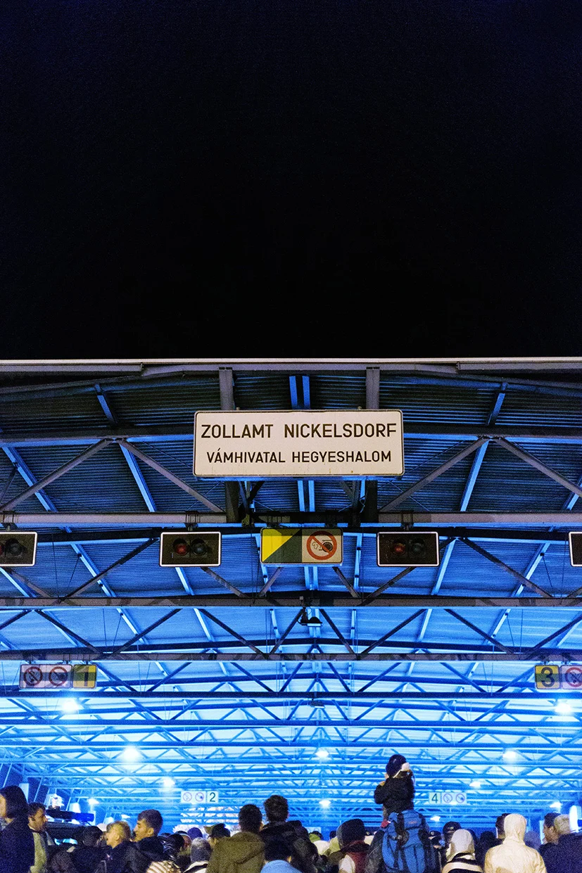 Austria / Burgenland / Nickelsdorf / 20.09.2015 / In Nickelsdorf thousands of refugees have arrived on Monday again. With additional protection seekers is expected, at the same time the further transport to other parts of Austria is already underway.