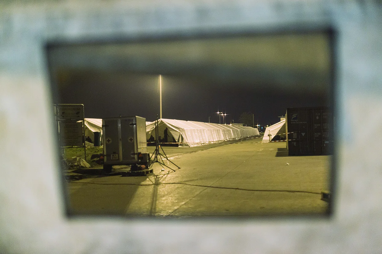 Austria / Burgenland / Nickelsdorf / 20.09.2015 / In Nickelsdorf thousands of refugees have arrived on Monday again. With additional protection seekers is expected, at the same time the further transport to other parts of Austria is already underway.