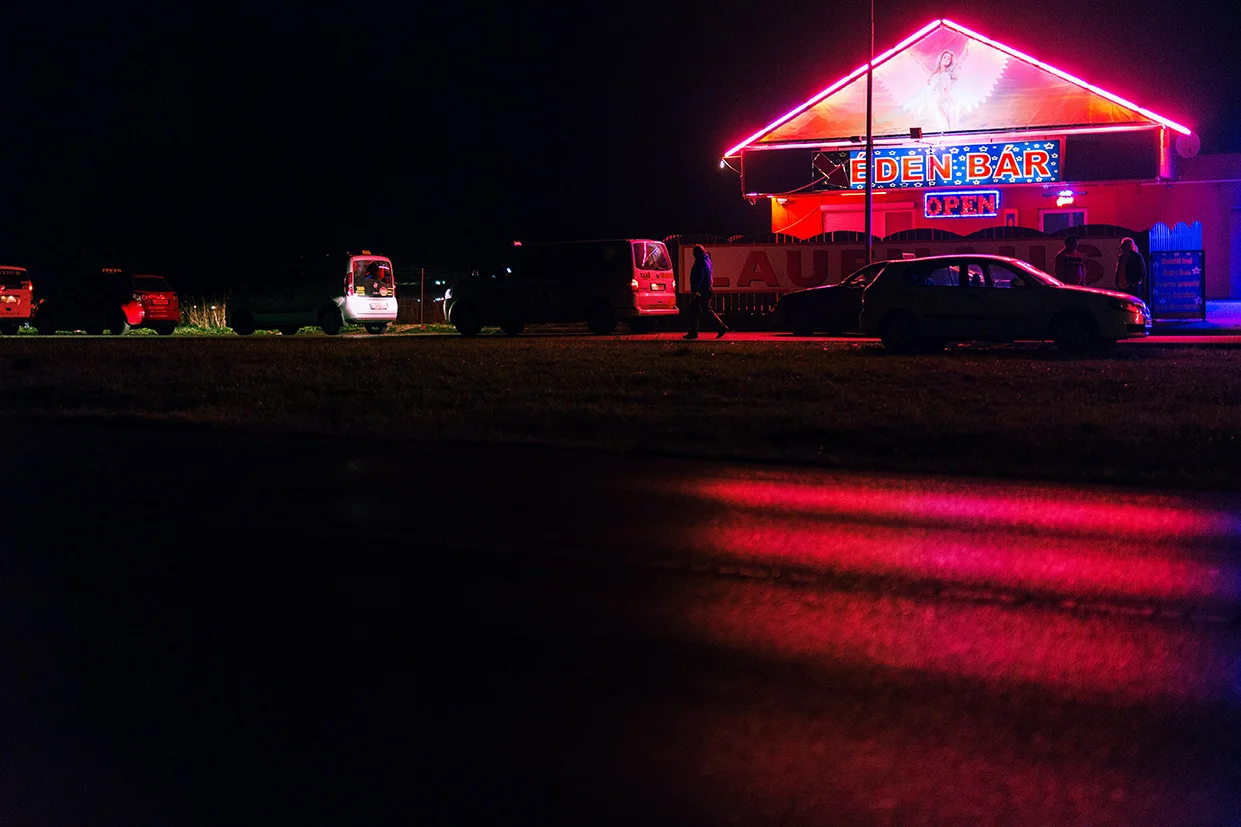Austria / Burgenland / Nickelsdorf / 20.09.2015 / In Nickelsdorf thousands of refugees have arrived on Monday again. With additional protection seekers is expected, at the same time the further transport to other parts of Austria is already underway.