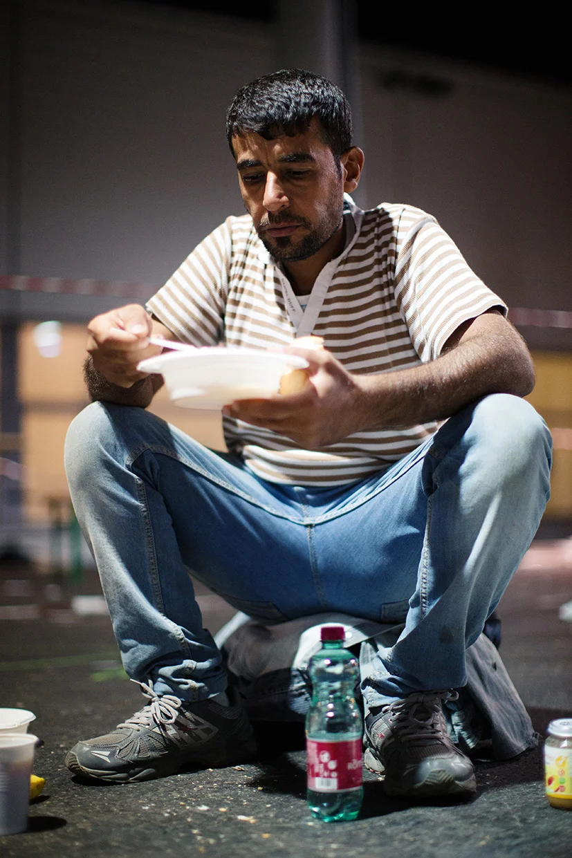 Austria / Burgenland / Nickelsdorf / 20.09.2015 / In Nickelsdorf thousands of refugees have arrived on Monday again. With additional protection seekers is expected, at the same time the further transport to other parts of Austria is already underway.
