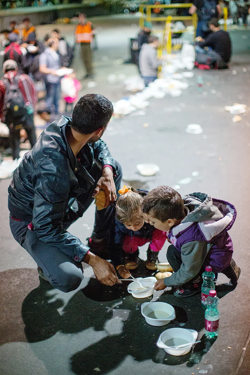 Austria / Burgenland / Nickelsdorf / 20.09.2015 / In Nickelsdorf thousands of refugees have arrived on Monday again. With additional protection seekers is expected, at the same time the further transport to other parts of Austria is already underway.