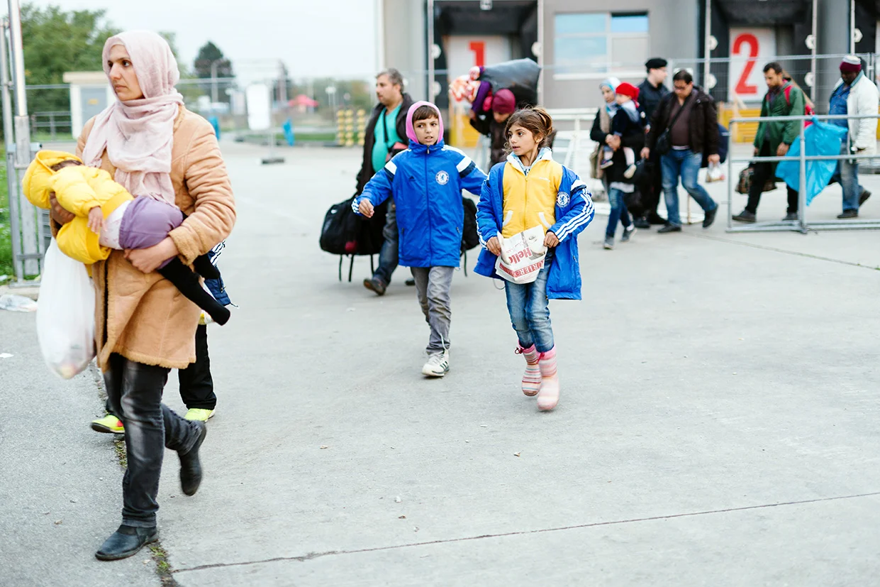Austria / Burgenland / Nickelsdorf / 20.09.2015 / In Nickelsdorf thousands of refugees have arrived on Monday again. With additional protection seekers is expected, at the same time the further transport to other parts of Austria is already underway.