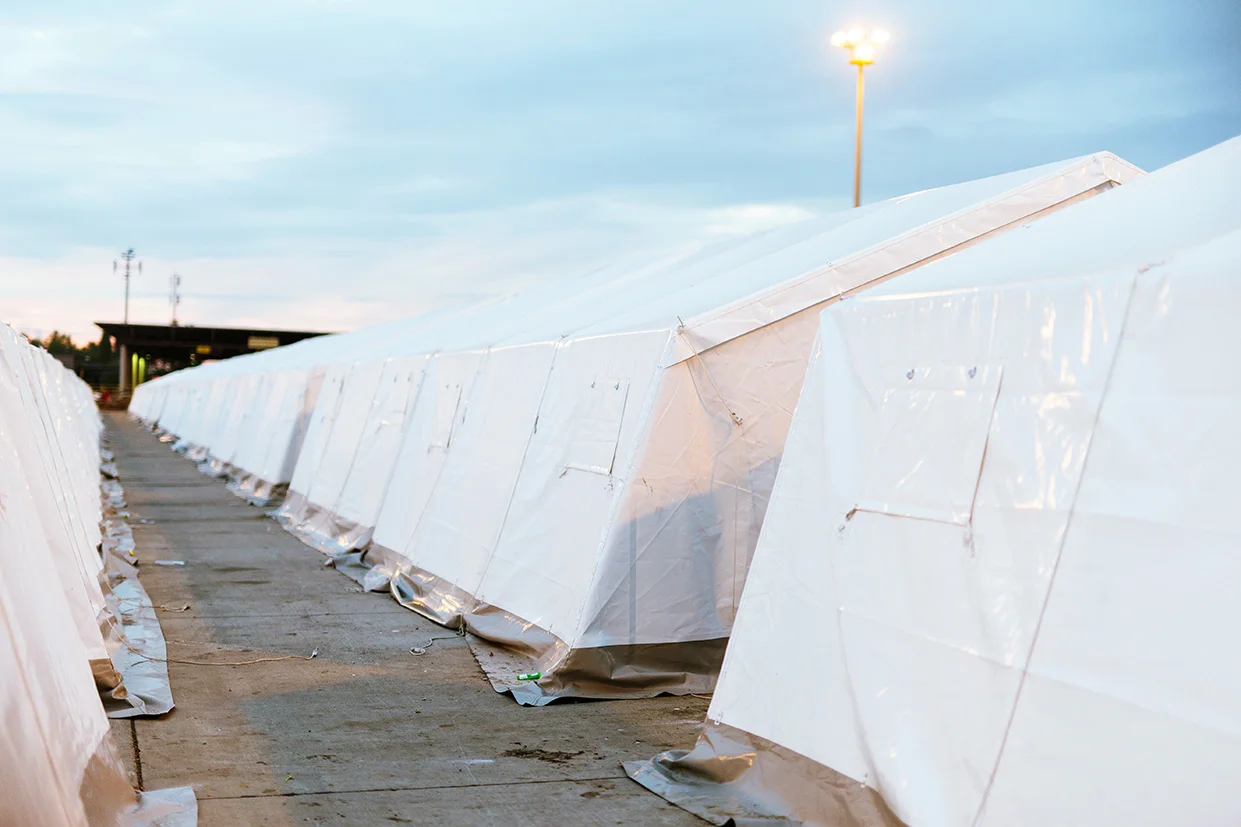Austria / Burgenland / Nickelsdorf / 20.09.2015 / In Nickelsdorf thousands of refugees have arrived on Monday again. With additional protection seekers is expected, at the same time the further transport to other parts of Austria is already underway.