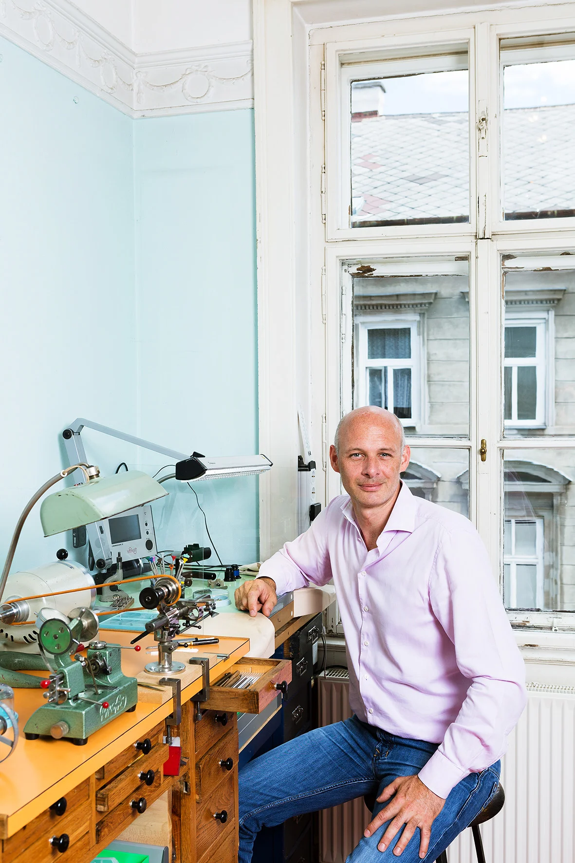 Der letzte Uhrmacher Österreichs Florian Stingl in seiner Wohnu