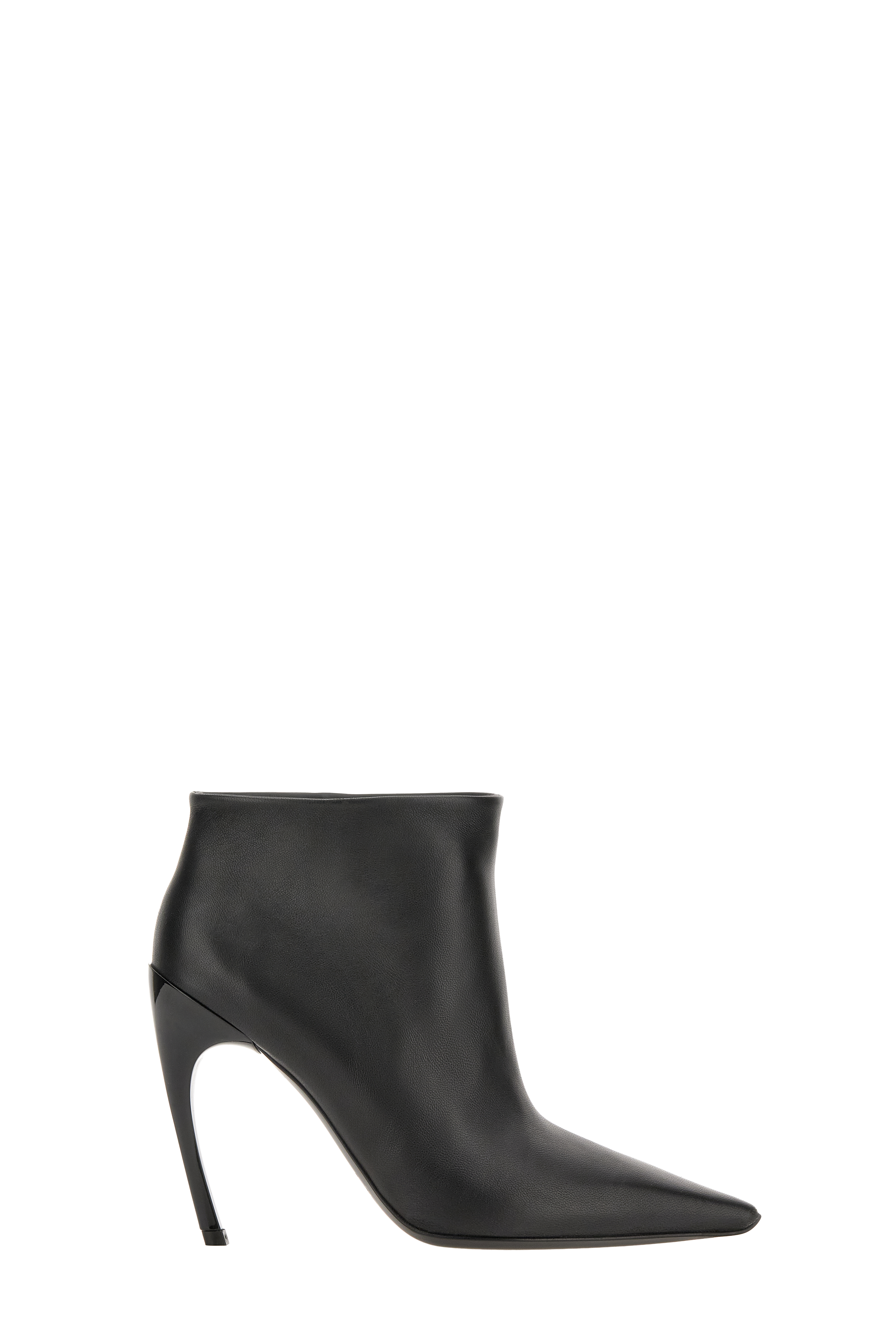 gherardo-felloni-invites-women-into-a-world-of-passion-during-paris-fashion-week-seele-magazine 5.png