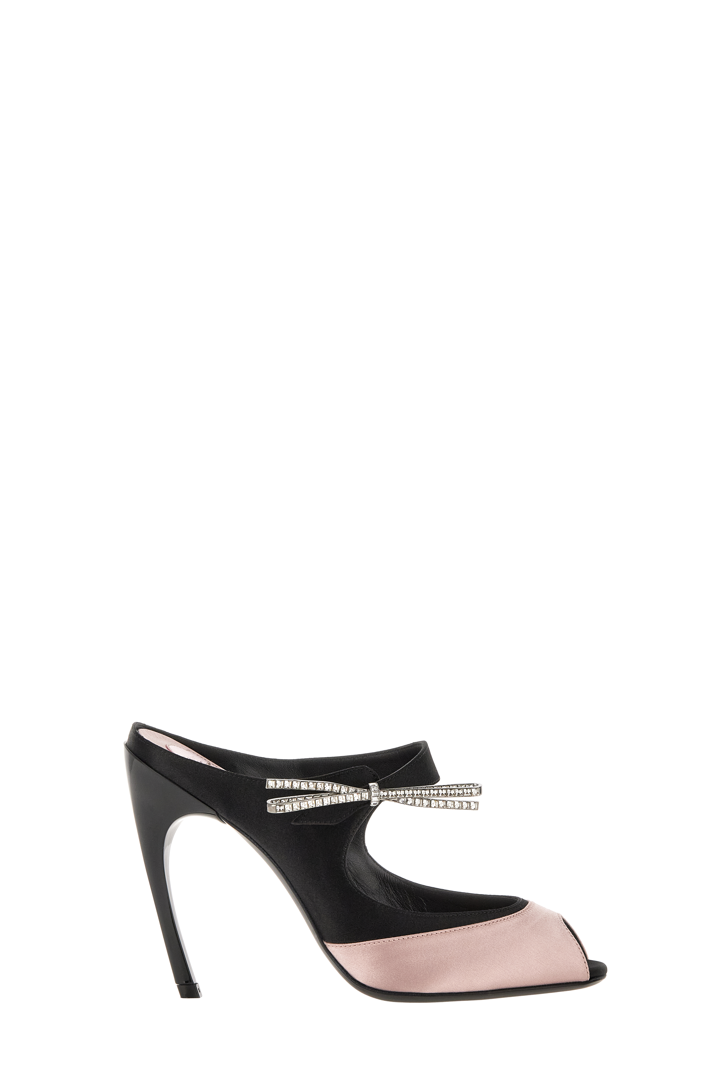 gherardo-felloni-invites-women-into-a-world-of-passion-during-paris-fashion-week-seele-magazine 4.png