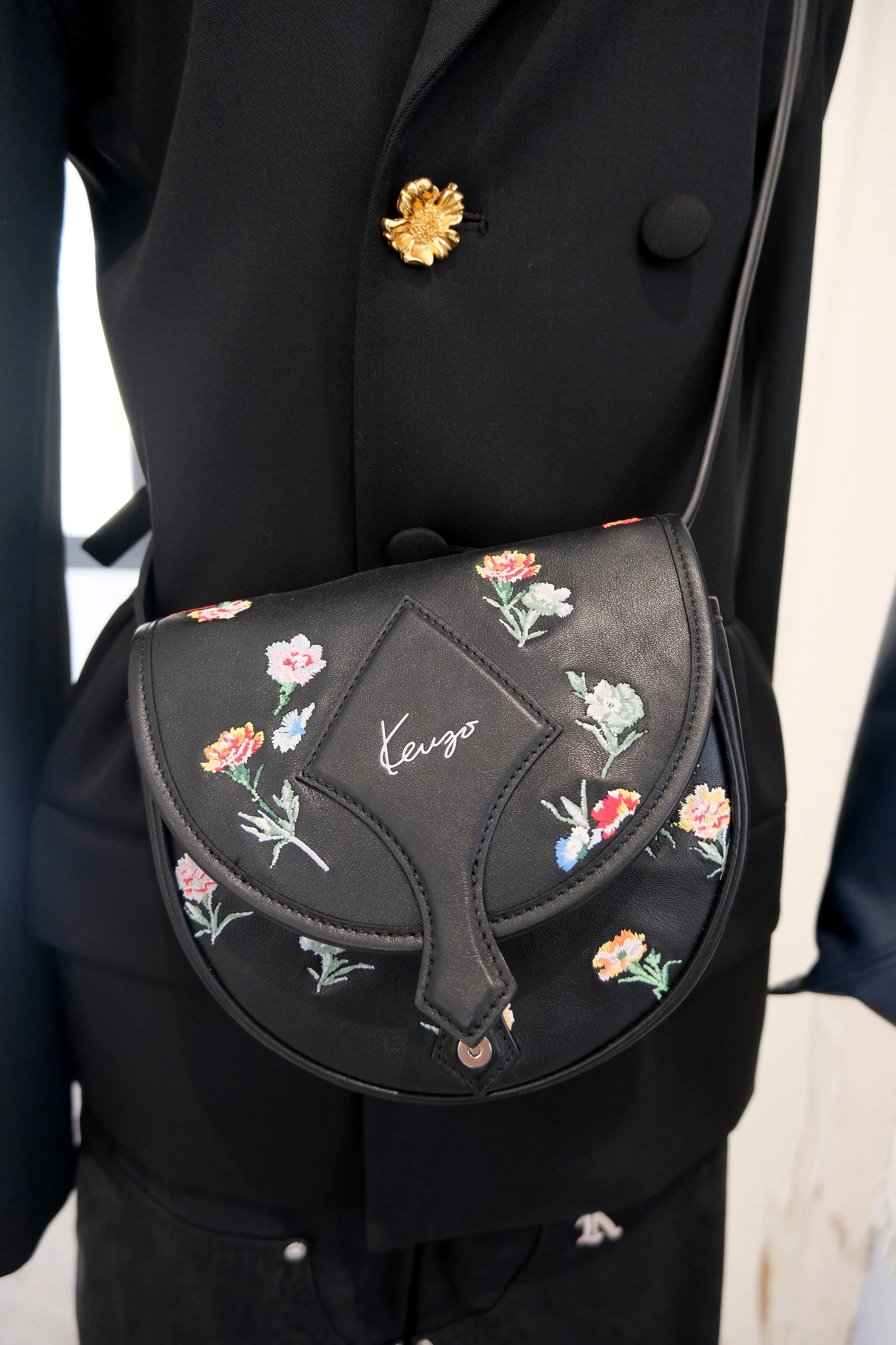 reunion-at-place-des-victoires-KENZO-spring-summer-2027a-priceless-feast-woven-from- memories-seele-magazine-dimiwally 5.jpg