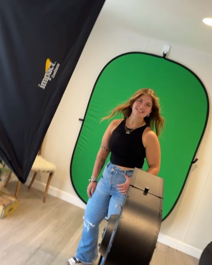 I&rsquo;m running a special for Professional Headshots &amp; Branding Sessions&hellip;.inquire below for details! 📸📸📸

www.myshutterbugphoto.com
.
.
.
#myshutterbugphoto #polishedsalonandboutique #visitgrayslake #professionalheadshots #professiona