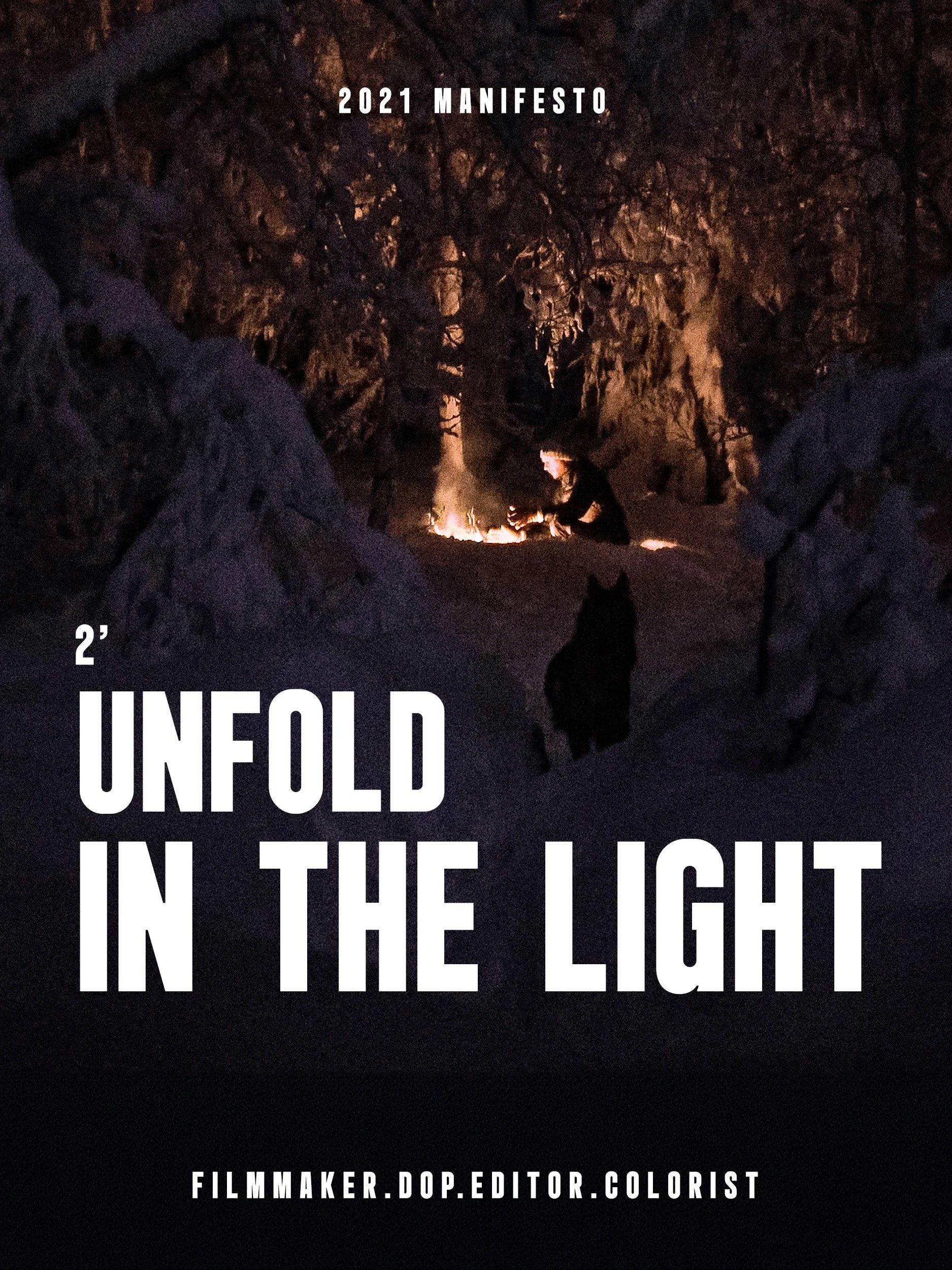 Une scène nocturne dans une forêt enneigée avec une personne près d'un feu et un chien silhouette, texte superposé "2021 Manifeste, 2' Unfold in the Light, filmmaker.dop.editor.colorist"