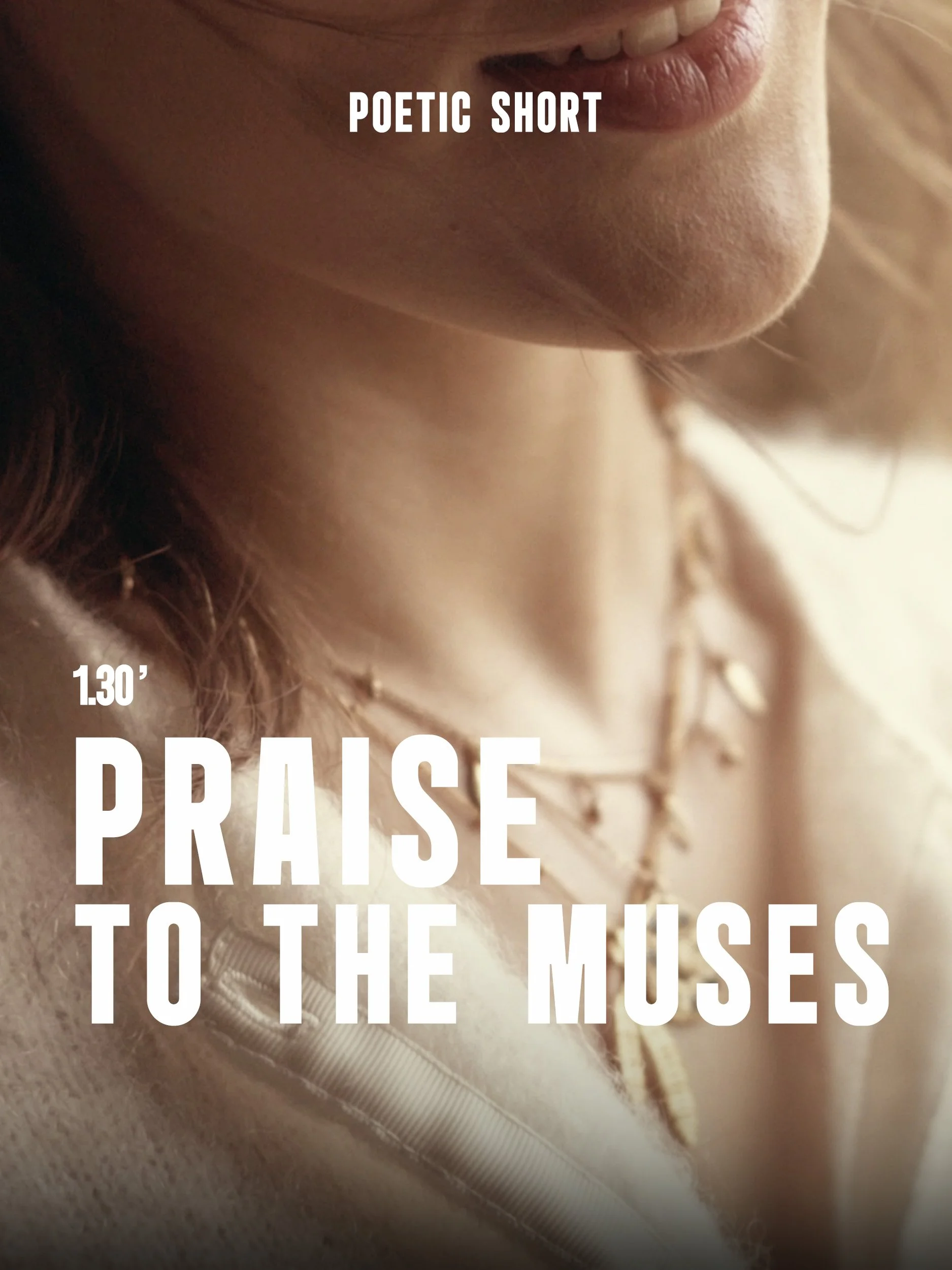 Gros plan d'une femme portant un collier or, avec des lèvres légèrement ouvertes, texte indiquant "2020 Manifeste, 1.30' Praises to the Muses, filmmaker.dop.editor.colorist".