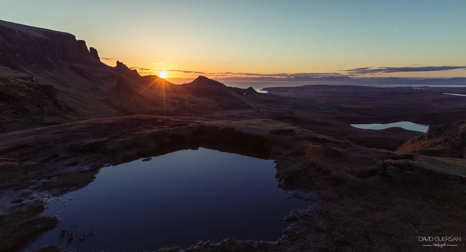 Paysage au coucher du soleil avec des montagnes, des lacs et un ciel clair