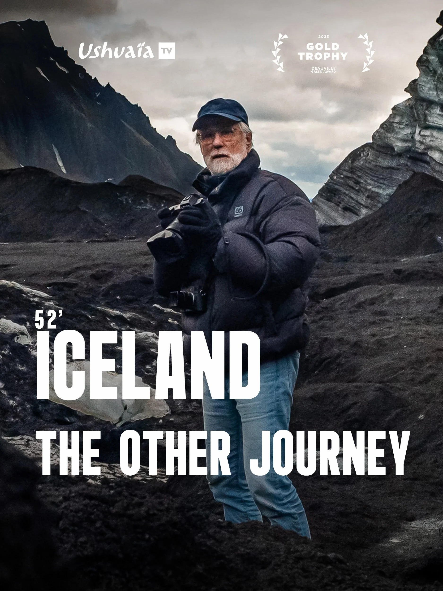 Ragnar Axelsson avec un appareil photo dans un paysage volcanique islandais, avec des montagnes en arrière-plan. Texte sur l'image : 'L'autre voyage au centre de la terre en Islande', mentionnant un prix 'Gold Trophy 2023' et un label 'Ushuaïa TV'.