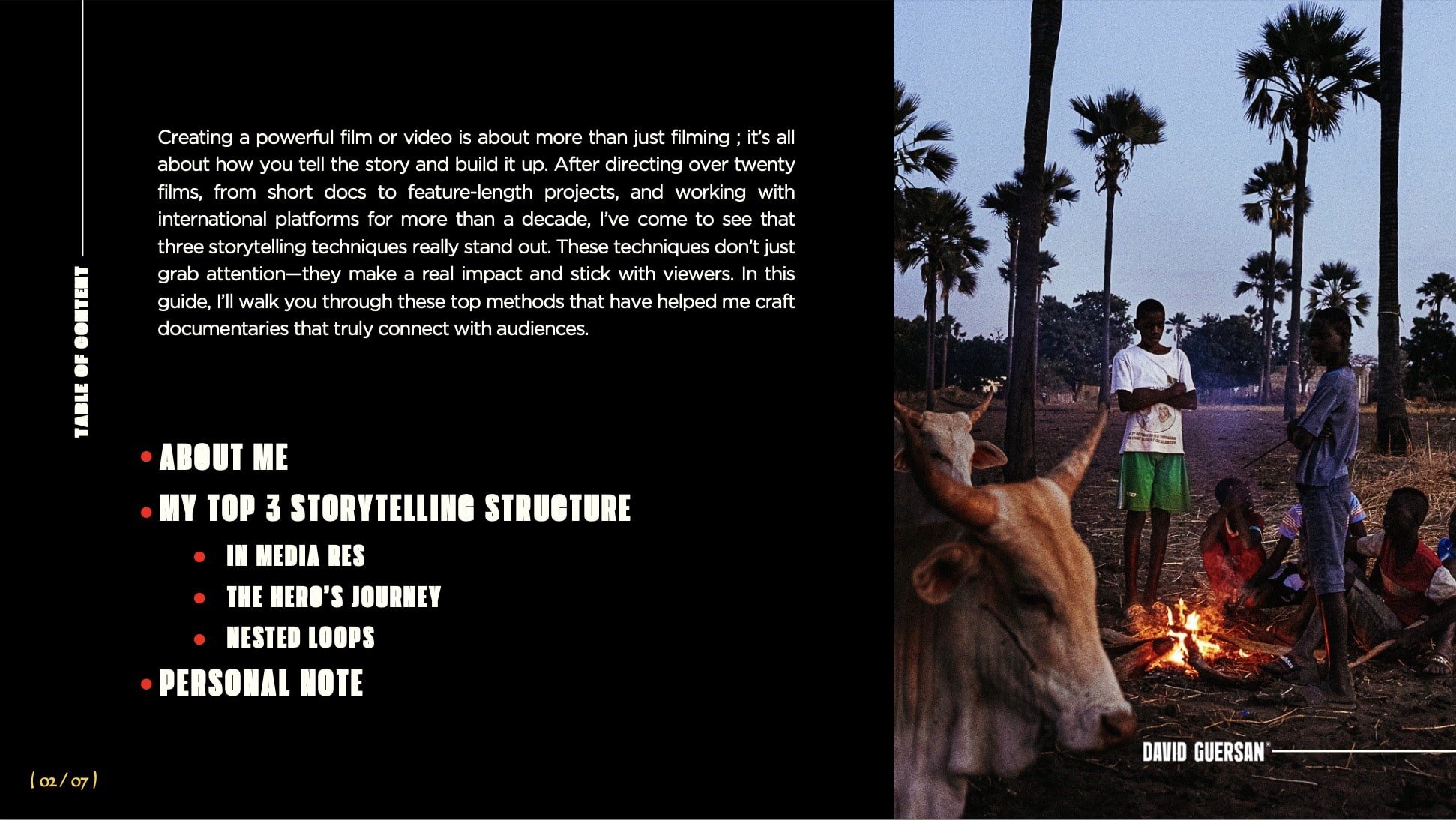 Une page de présentation avec un texte en anglais à gauche et une photo de quatre enfants et un animal devant un feu en plein air avec des palmiers en arrière-plan à droite. La photo est dans un environnement tropical ou désertique au crépuscule.